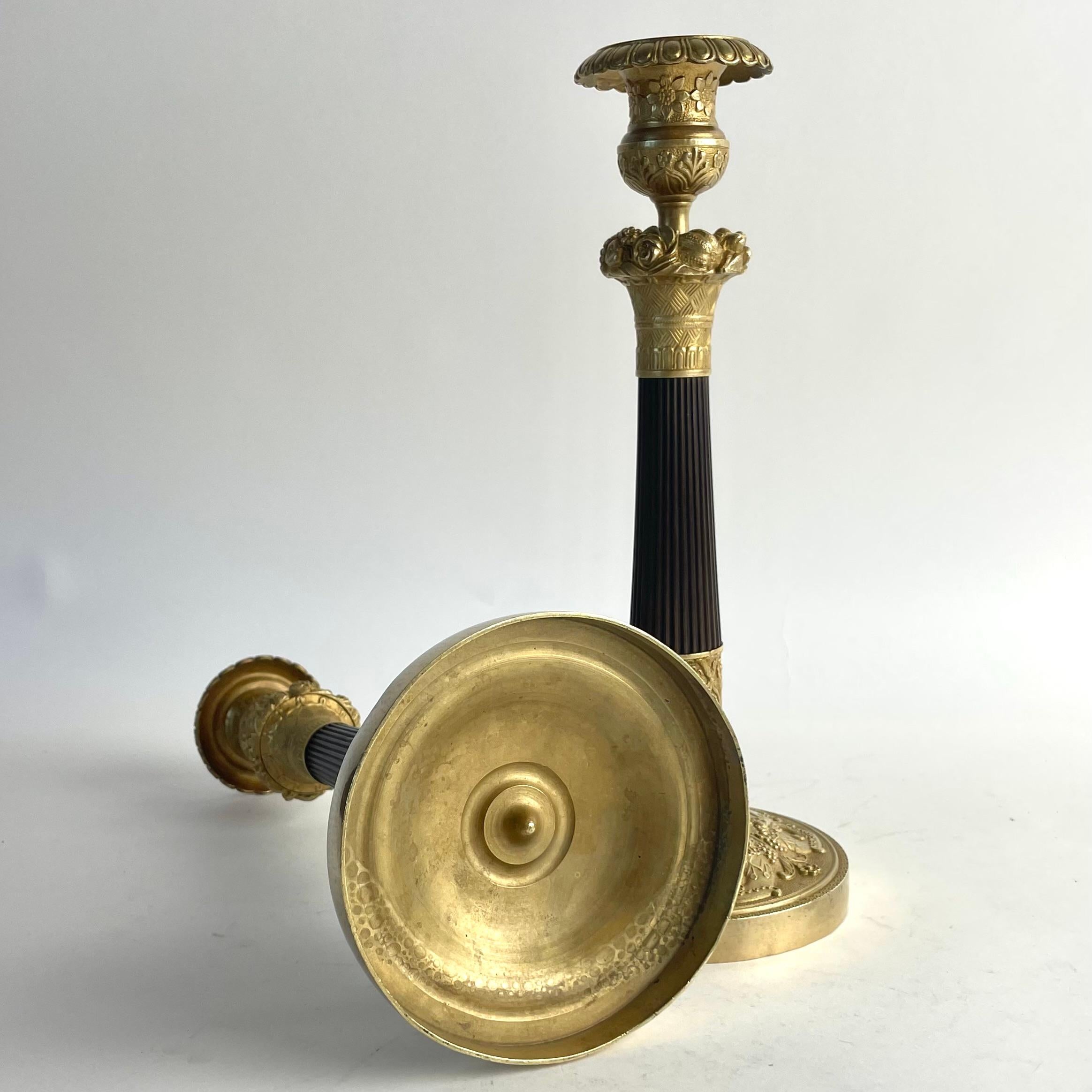 Pair of French Empire Candlesticks in Gilt and Patinated Bronze, circa 1820 For Sale 4
