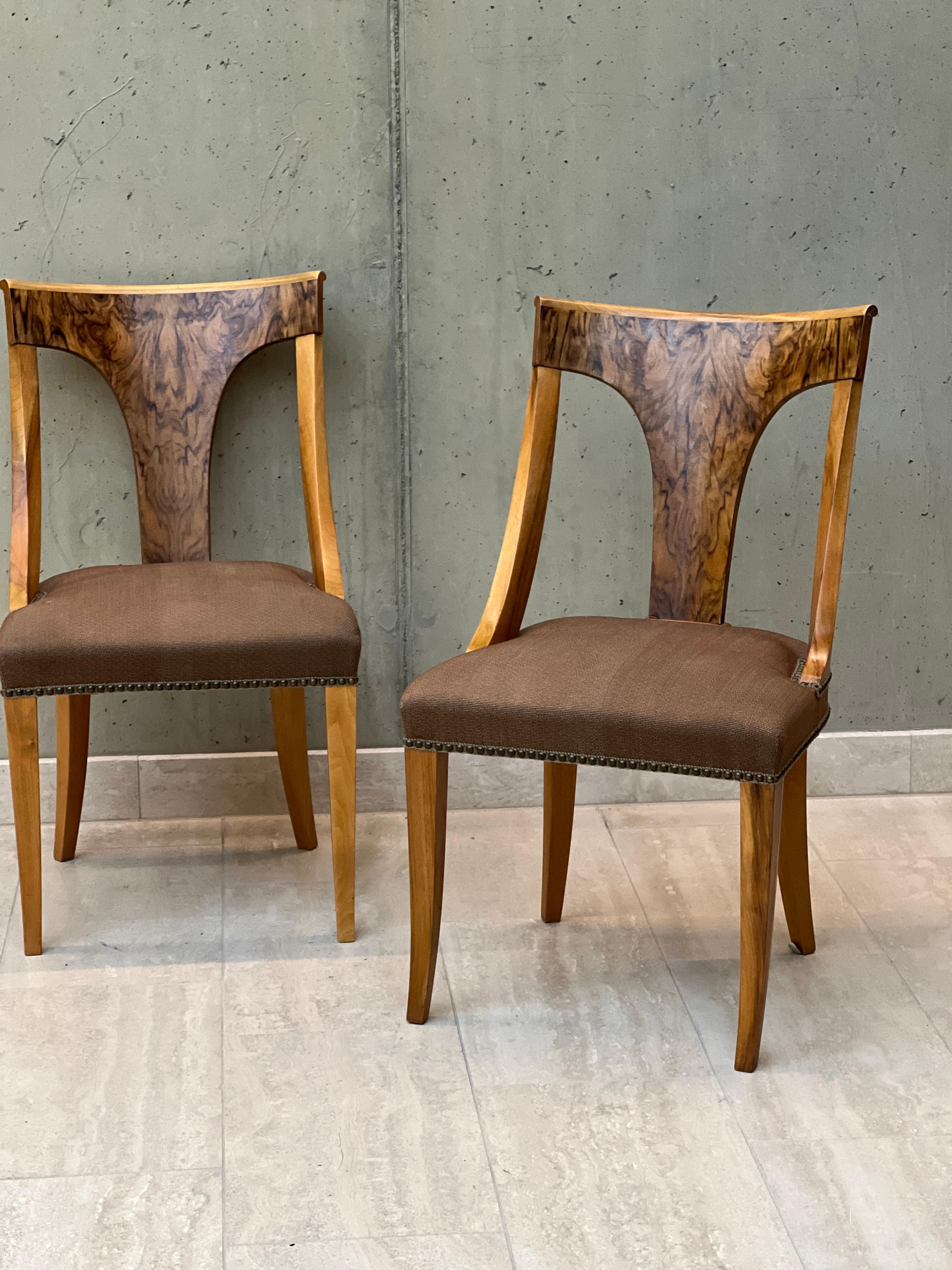 Exquisite Pair of French Empire Gondola-Style Chais: A Fusion of Elegance and Tradition

Immerse yourself in the opulent world of 19th-century furniture with our captivating pair of Empire chairs. Crafted from the finest walnut wood and fabric