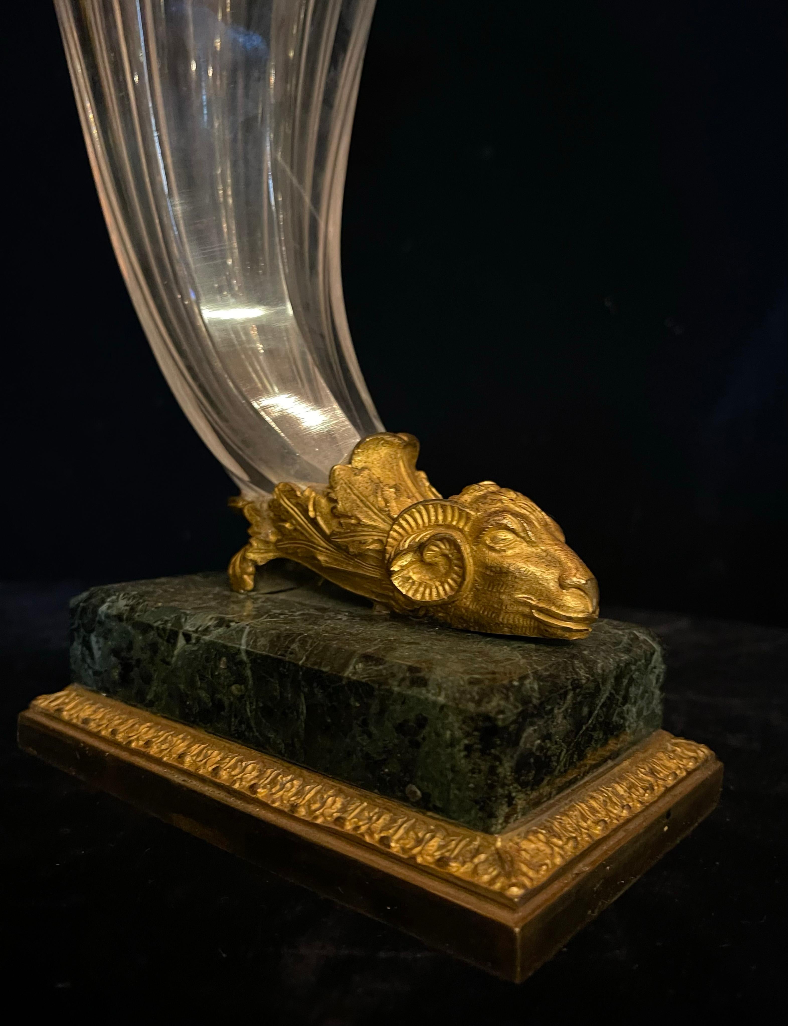 Similoro Coppia di vasi cornucopia impero francesi in cristallo, ormolu e marmo in vendita