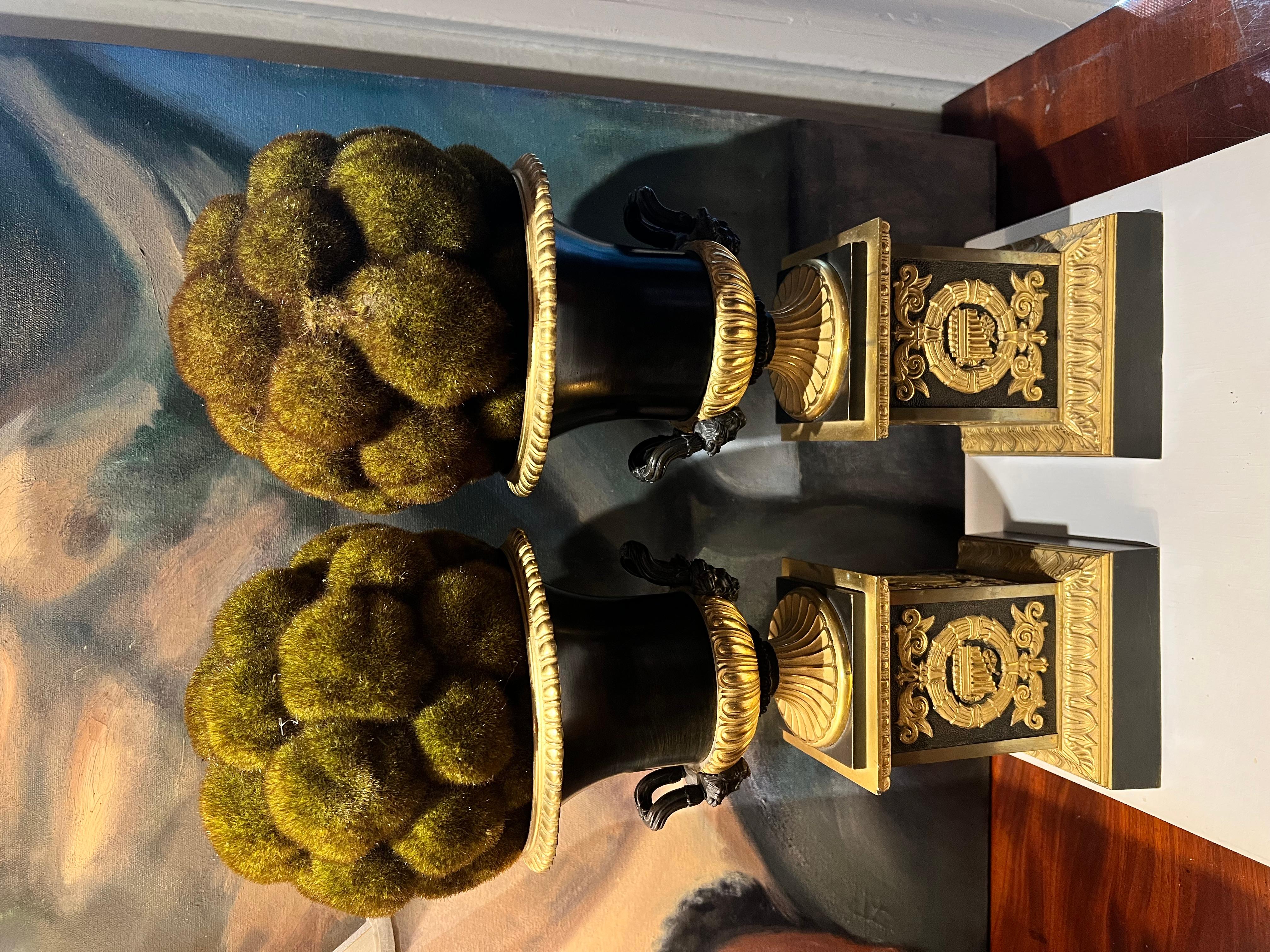 Paar französische Empire-Urnen aus Goldbronze auf Sockeln im Angebot 9