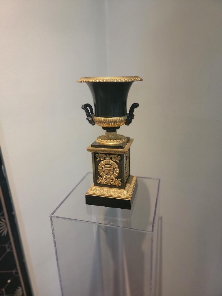 Pareja de Urnas de Bronce Patinado Imperio Francés Dore sobre Pedestales en venta 9