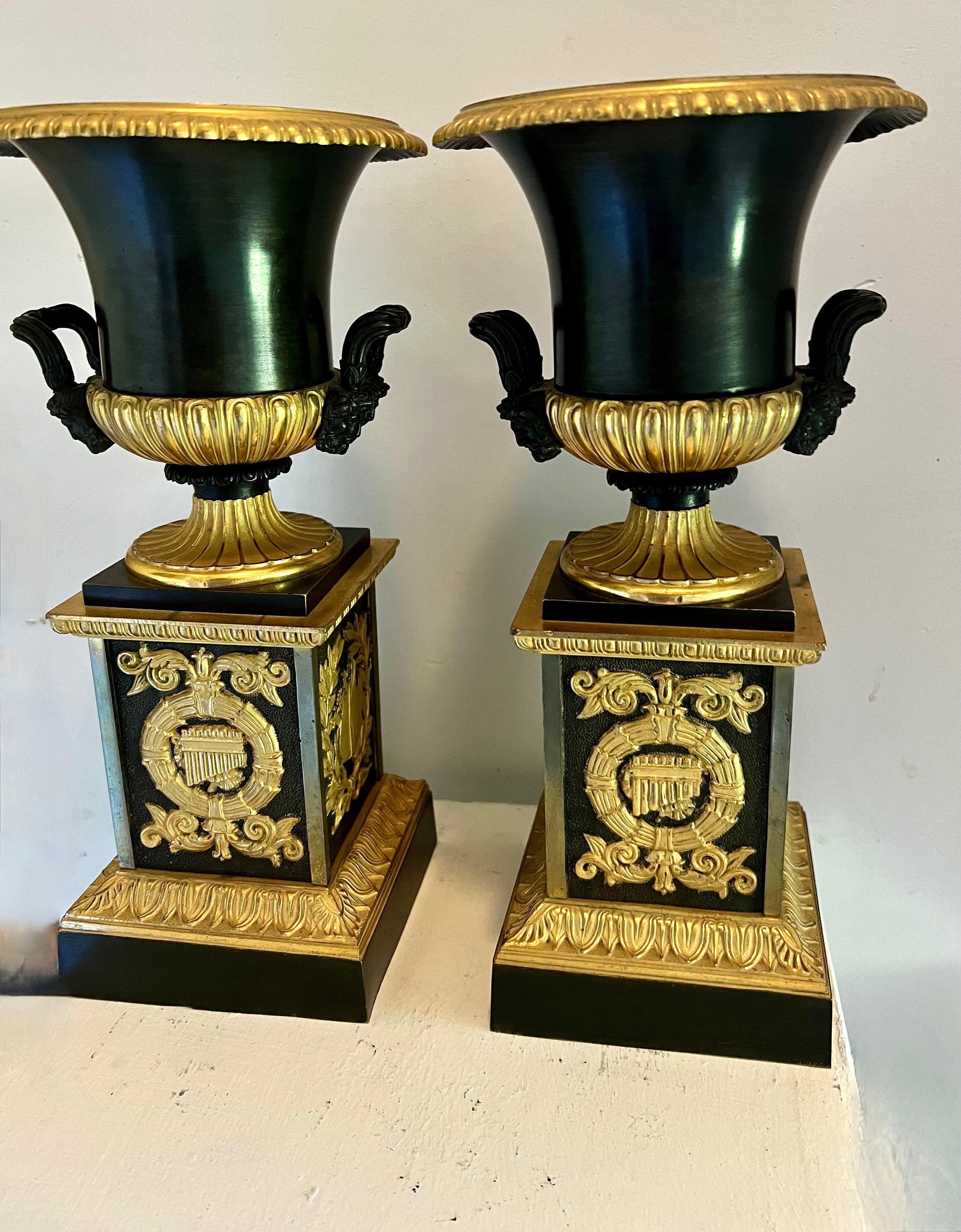 Paar französische Empire-Urnen aus Goldbronze auf Sockeln im Zustand „Gut“ im Angebot in Los Angeles, CA