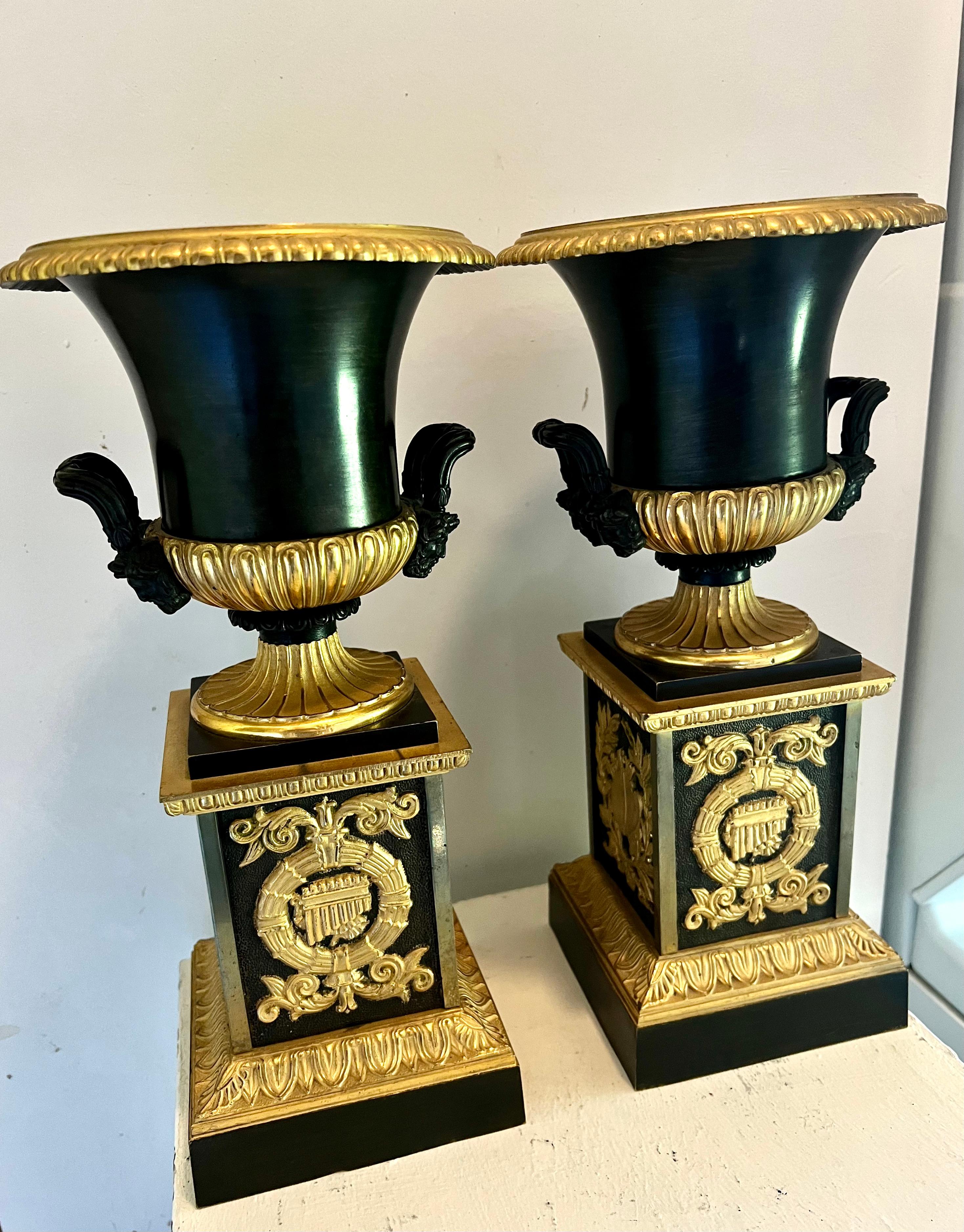 Paar französische Empire-Urnen aus Goldbronze auf Sockeln (19. Jahrhundert) im Angebot