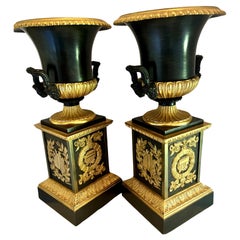 Paire d'urnes Empire françaises en bronze doré sur piédestaux