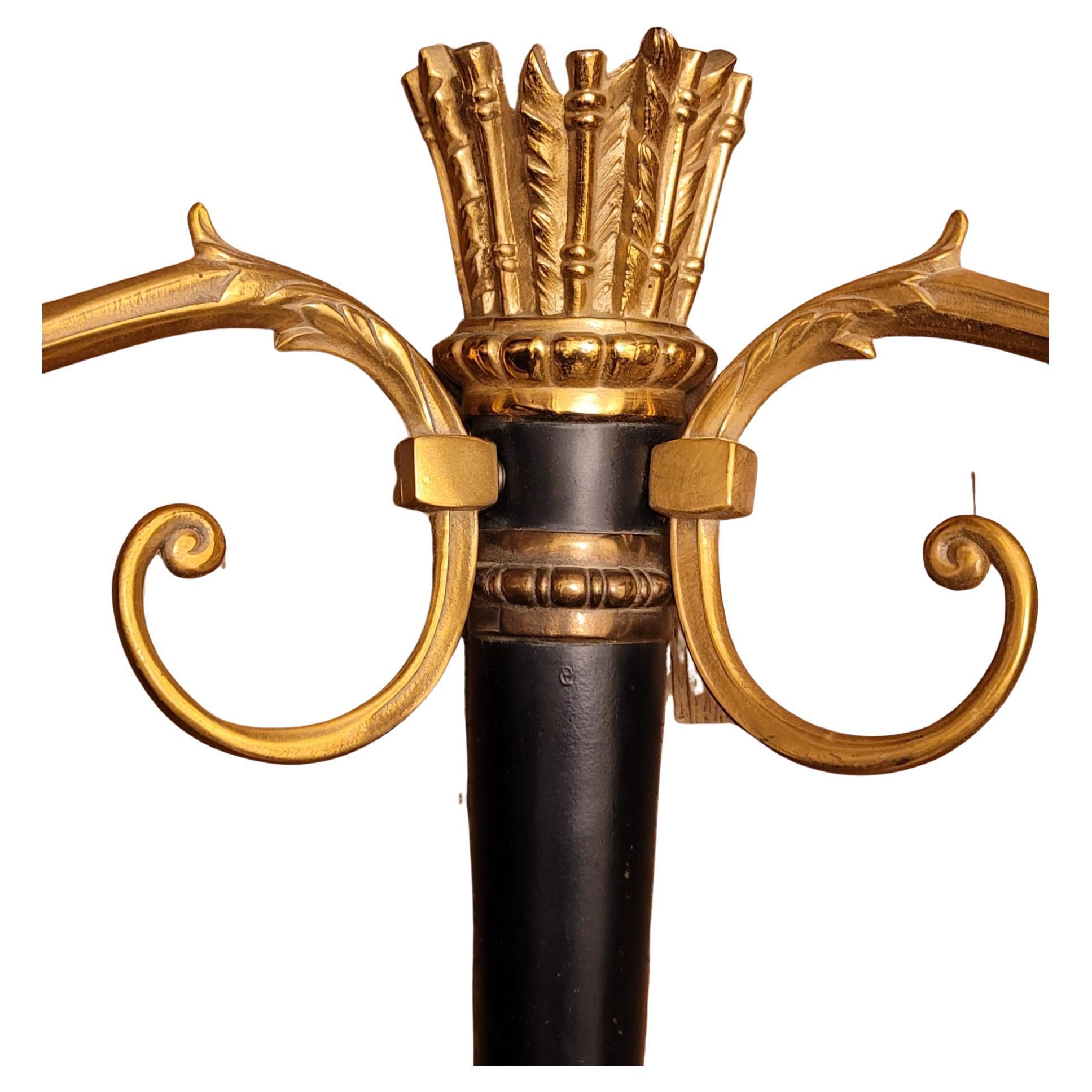 Ébénisé Paire d'appliques à bougie de style Empire français en bronze doré à feuilles ébénisées en vente