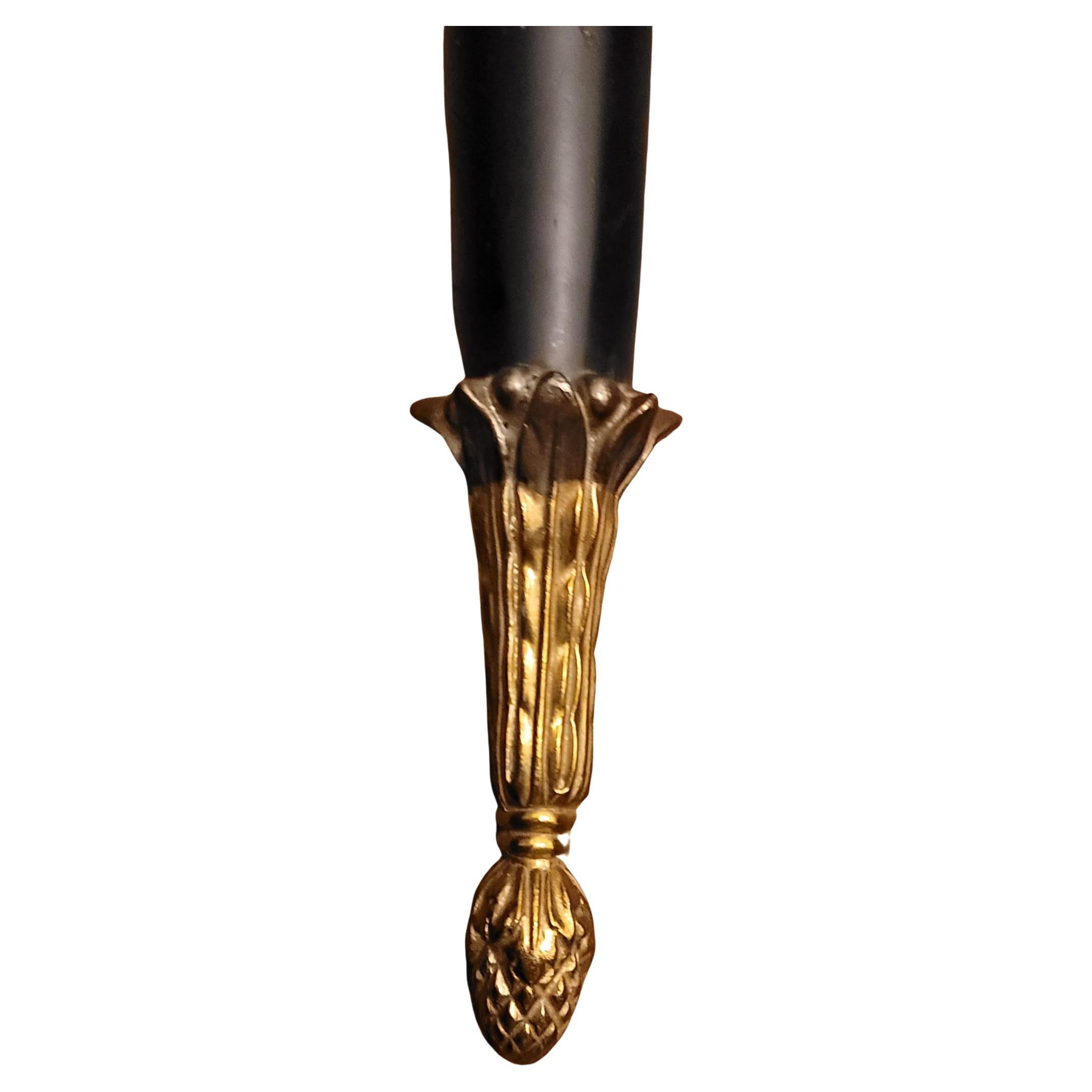 Paar französische Empire-Kerzenleuchter aus ebonisierter, vergoldeter Bronze im Zustand „Gut“ im Angebot in Germantown, MD