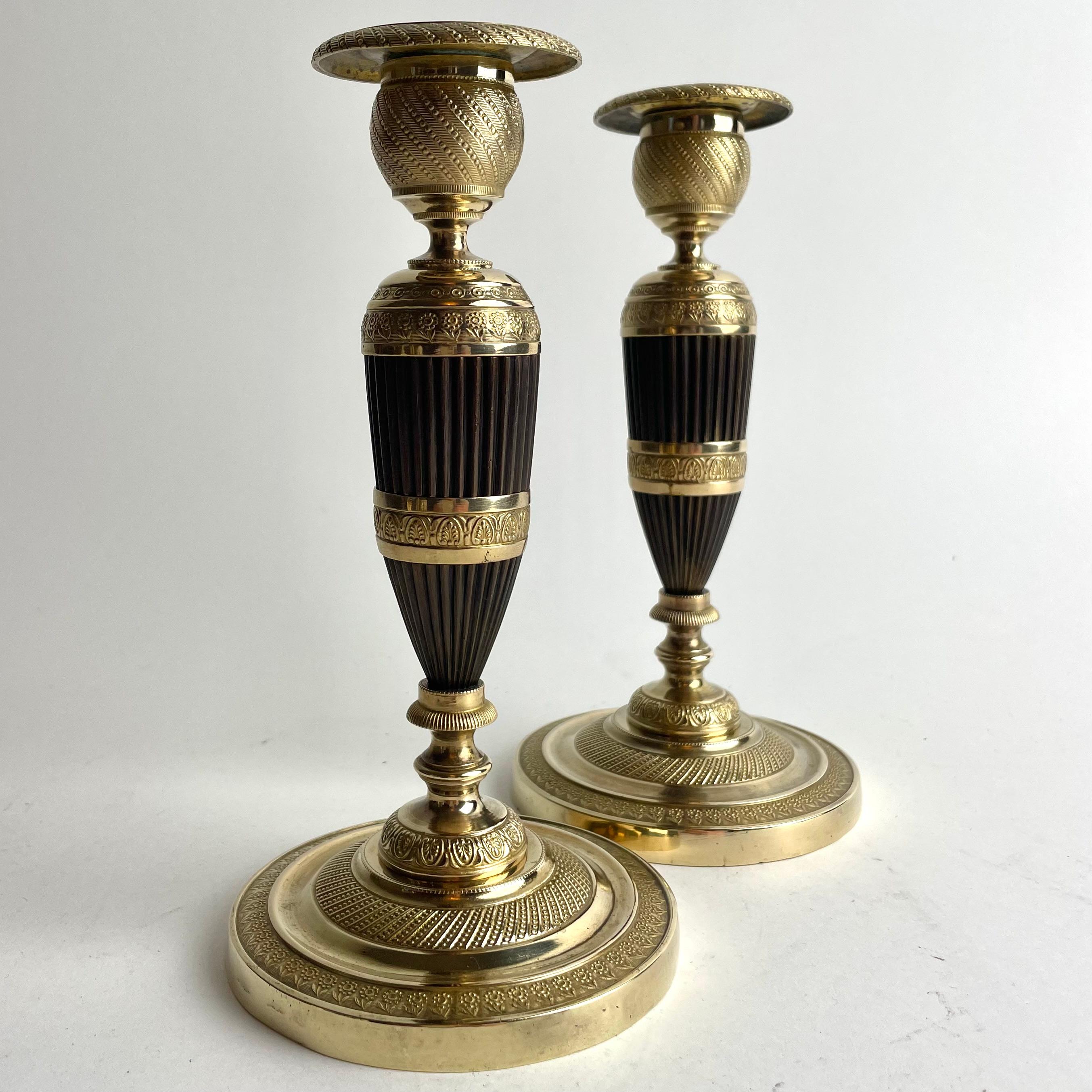 Pair of French Empire Gilt and Patinated Bronze Candlesticks, 1820s In Good Condition For Sale In Knivsta, SE