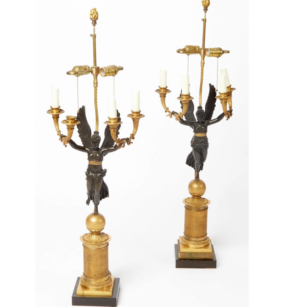 Coppia di lampade a candelabro figurative in bronzo patinato e dorato dell'Impero francese In condizioni buone in vendita a New York, NY