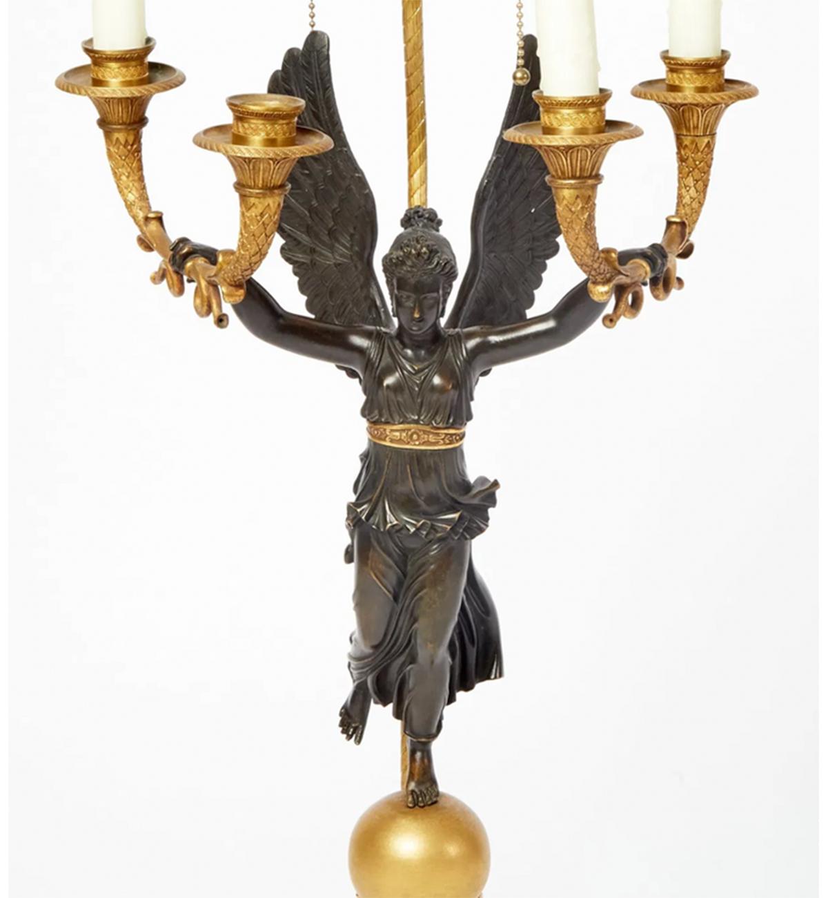 Bronzo Coppia di lampade a candelabro figurative in bronzo patinato e dorato dell'Impero francese in vendita