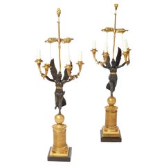 Paar figurale französische Empire-Kandelaberlampen aus vergoldeter und patinierter Bronze im Empire-Stil