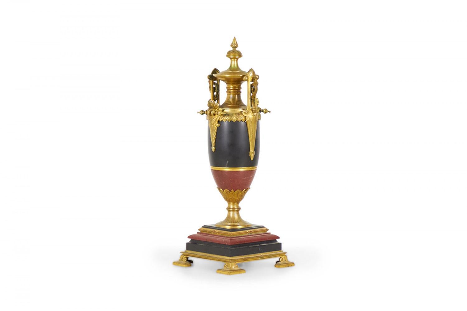 Stile impero Pair of French Empire Gilt Bronze and Marble Urns in vendita
