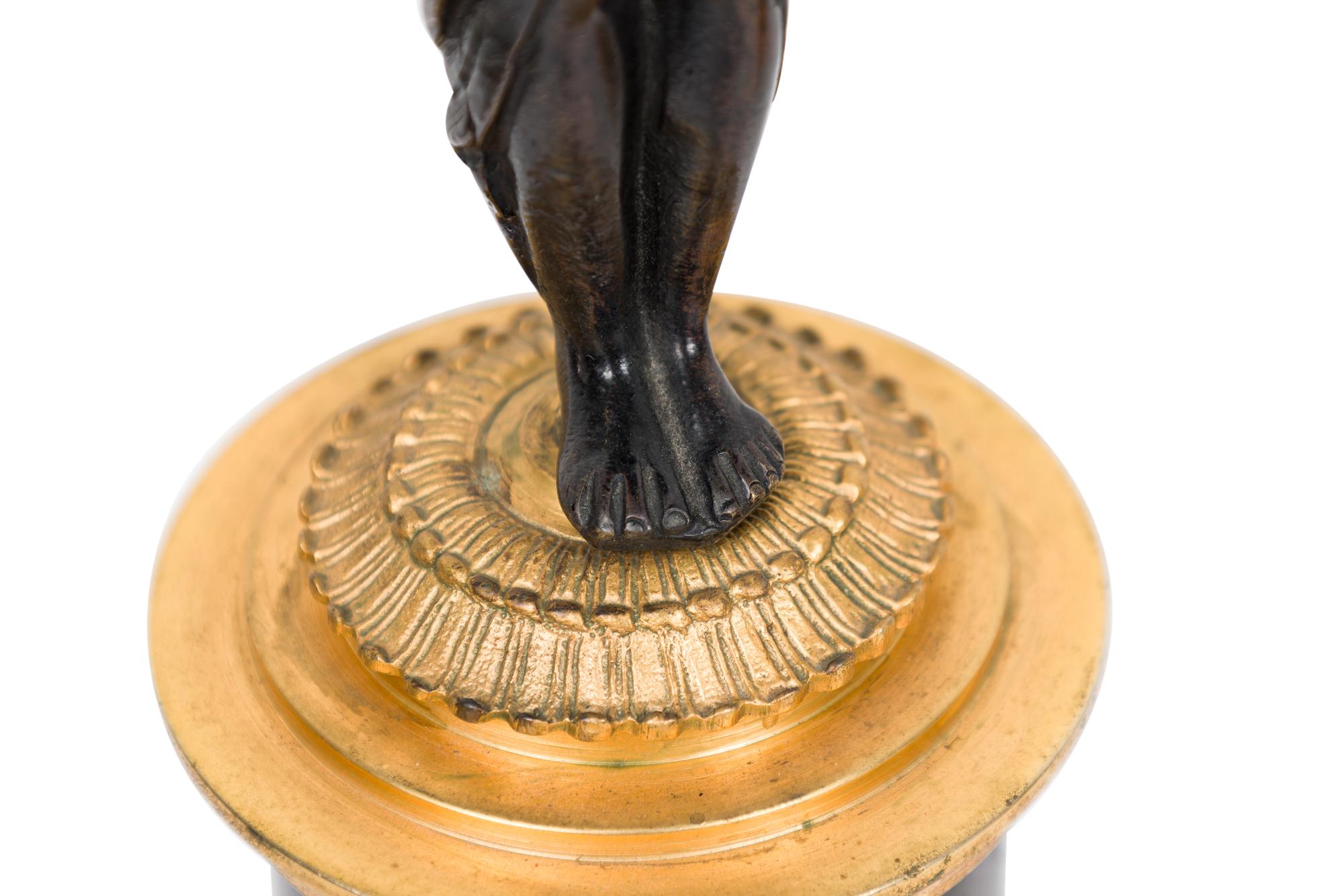 Coppia di candelabri francesi Impero in bronzo dorato e ormalù in vendita 4