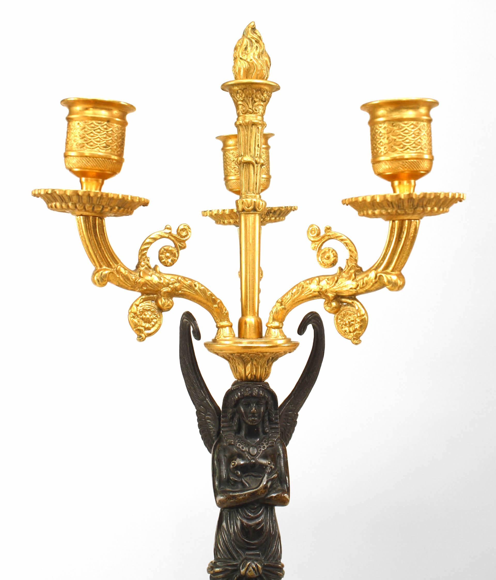 Paar französische Empire-Kandelaber aus vergoldeter Bronze und Ormalu (Viktorianisch) im Angebot