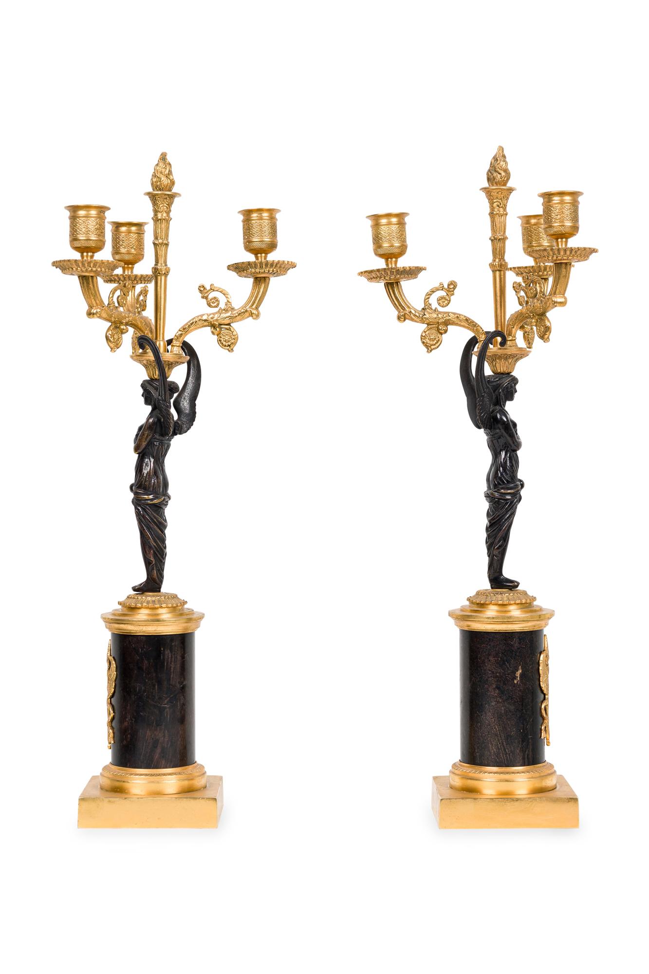 Vittoriano Coppia di candelabri francesi Impero in bronzo dorato e ormalù in vendita