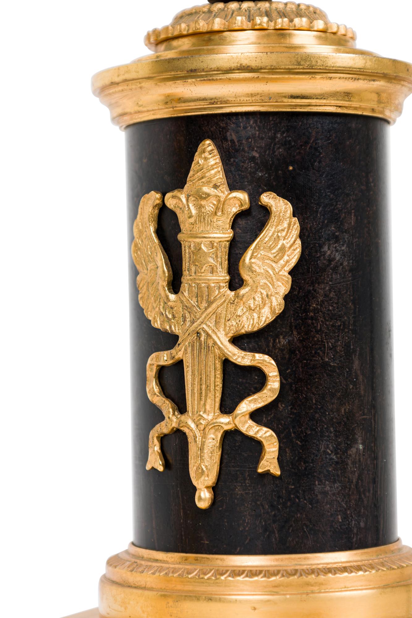 Bronzo Coppia di candelabri francesi Impero in bronzo dorato e ormalù in vendita