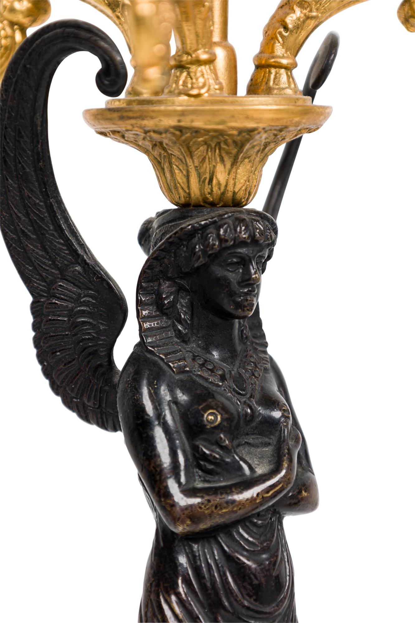 Coppia di candelabri francesi Impero in bronzo dorato e ormalù in vendita 1