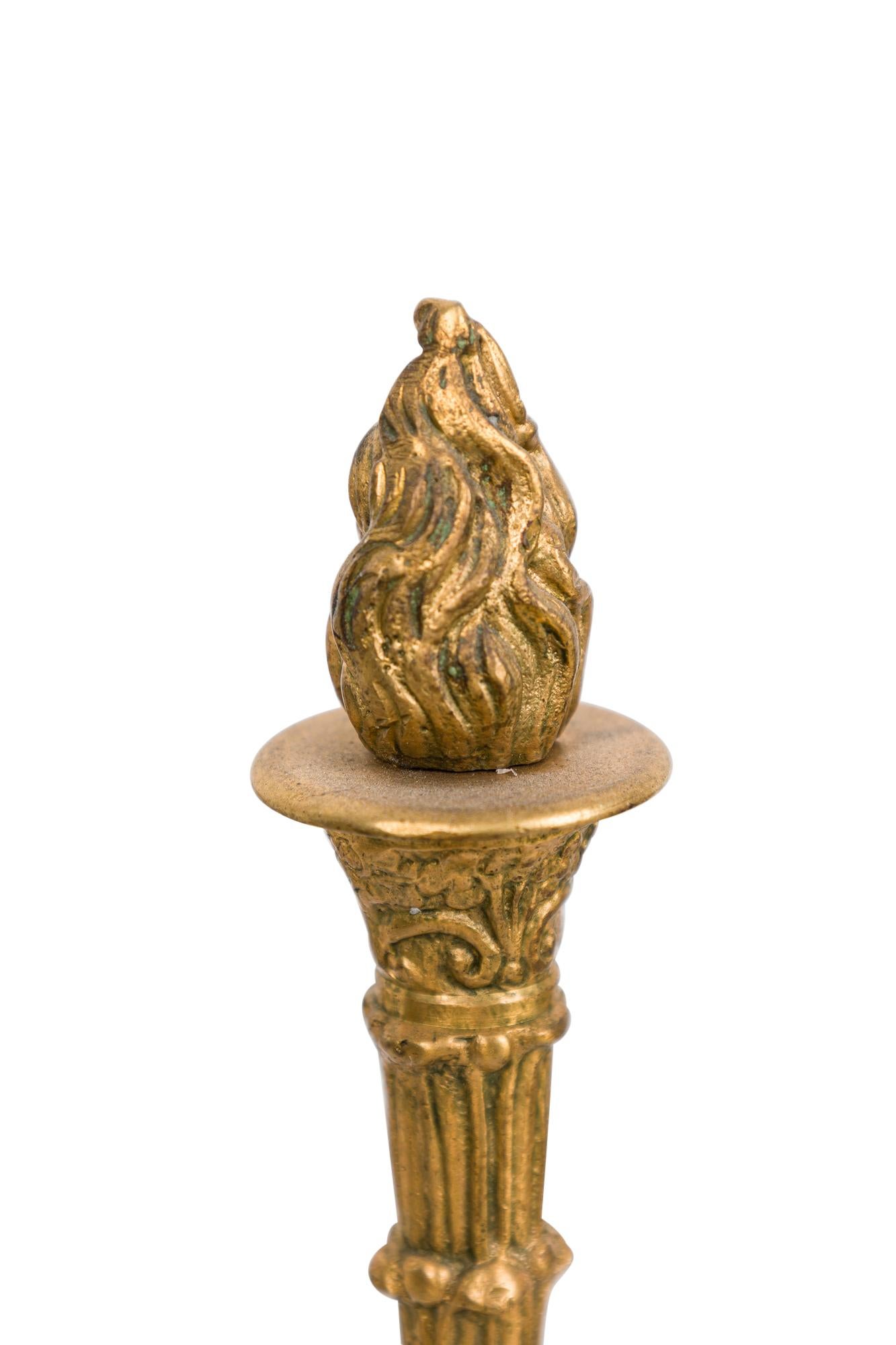 Coppia di candelabri francesi Impero in bronzo dorato e ormalù in vendita 2