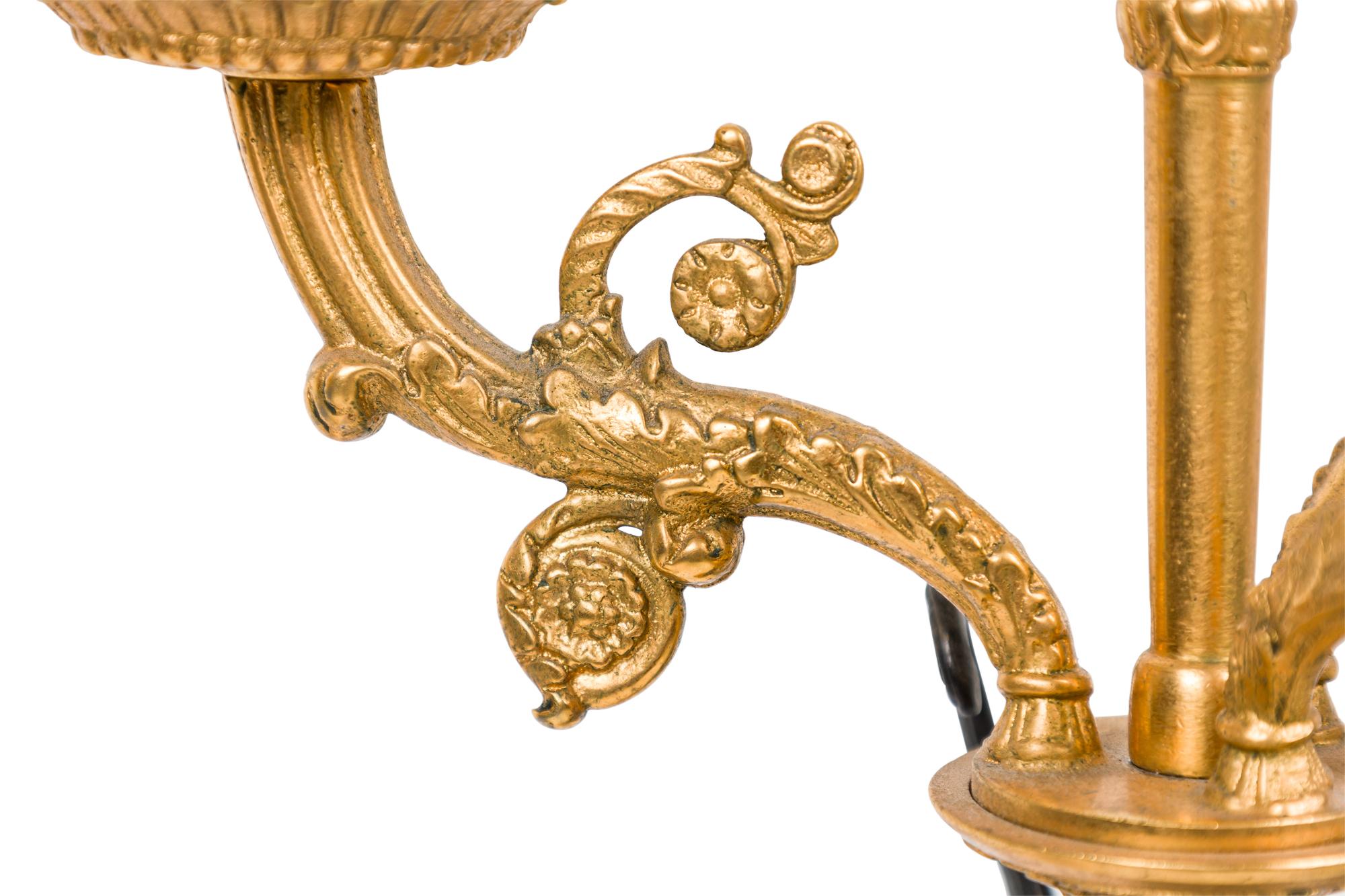 Coppia di candelabri francesi Impero in bronzo dorato e ormalù in vendita 3