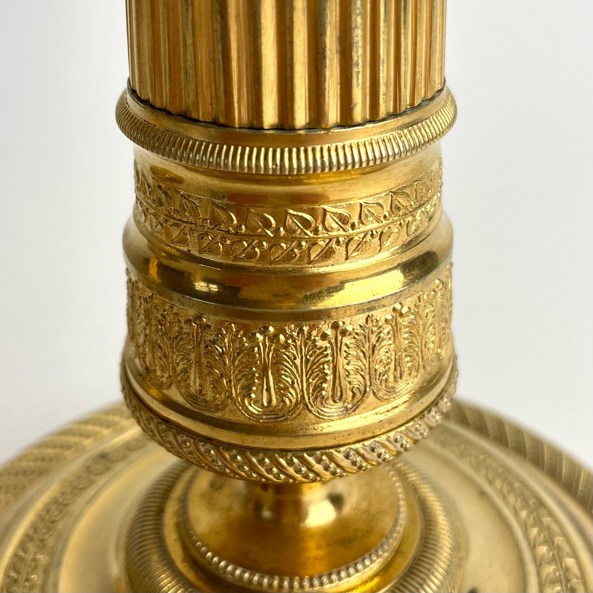 Coppia di candelieri francesi in bronzo dorato Impero, anni '20 del XIX secolo in vendita 2