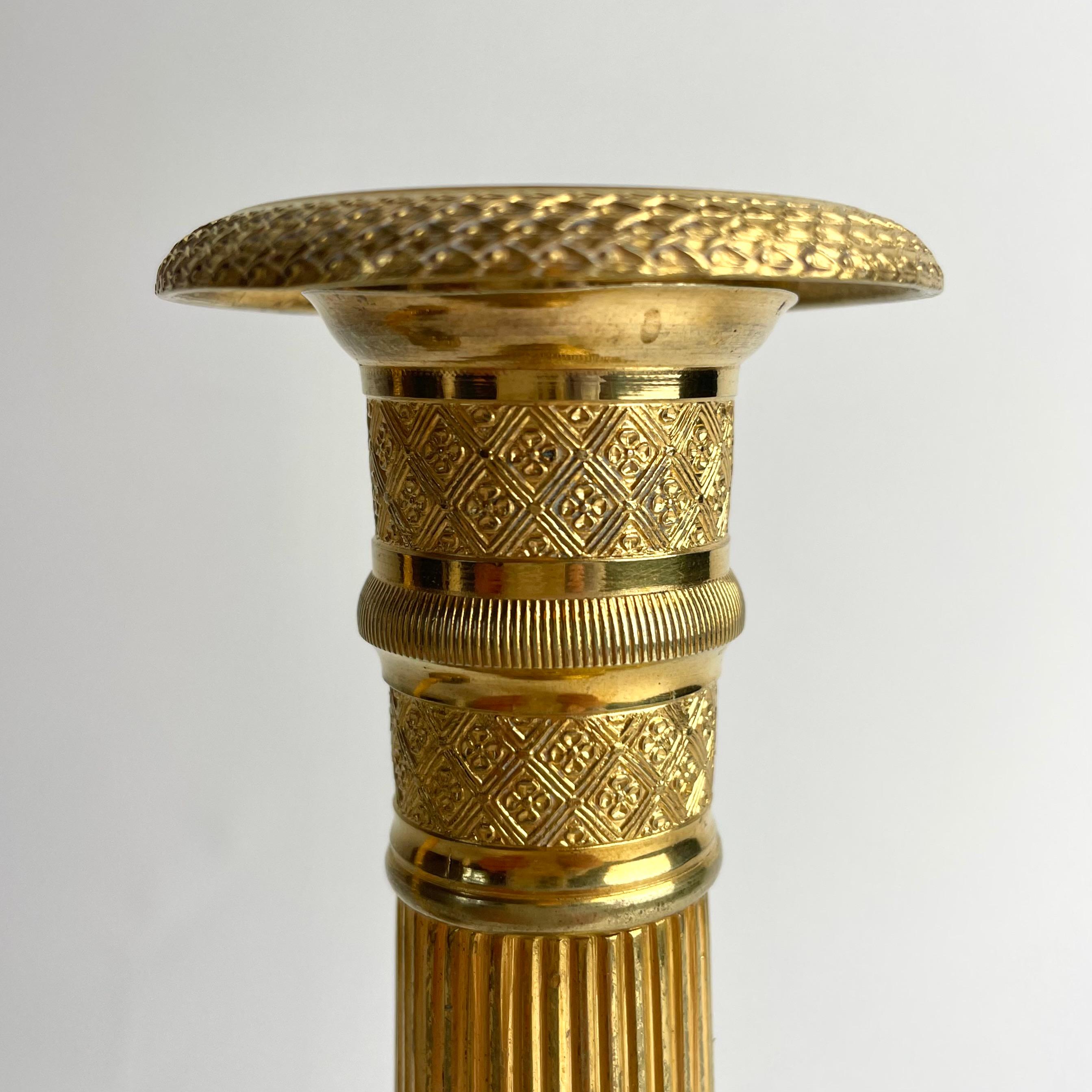 Coppia di candelieri francesi in bronzo dorato Impero, anni '20 del XIX secolo in vendita 3