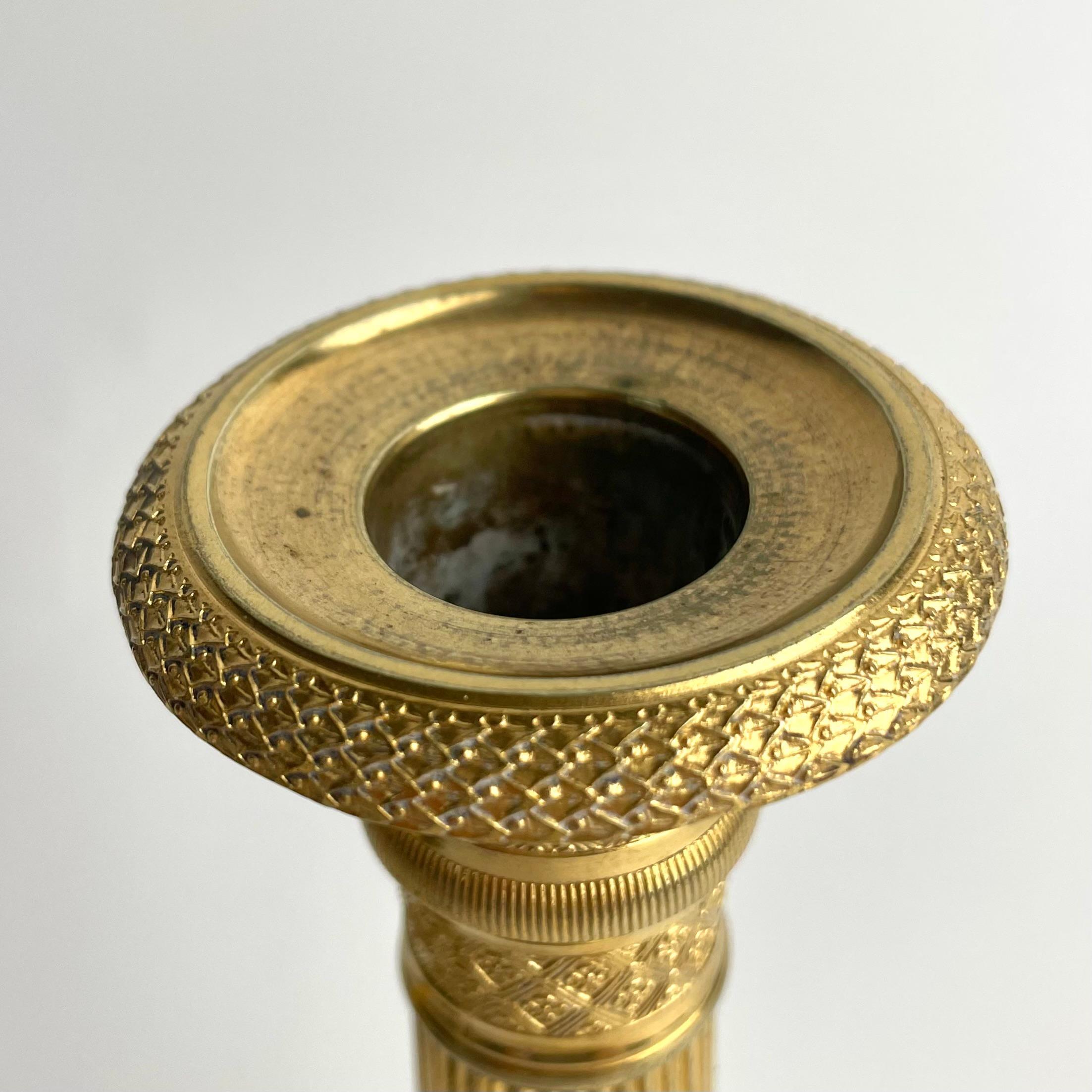 Coppia di candelieri francesi in bronzo dorato Impero, anni '20 del XIX secolo in vendita 4