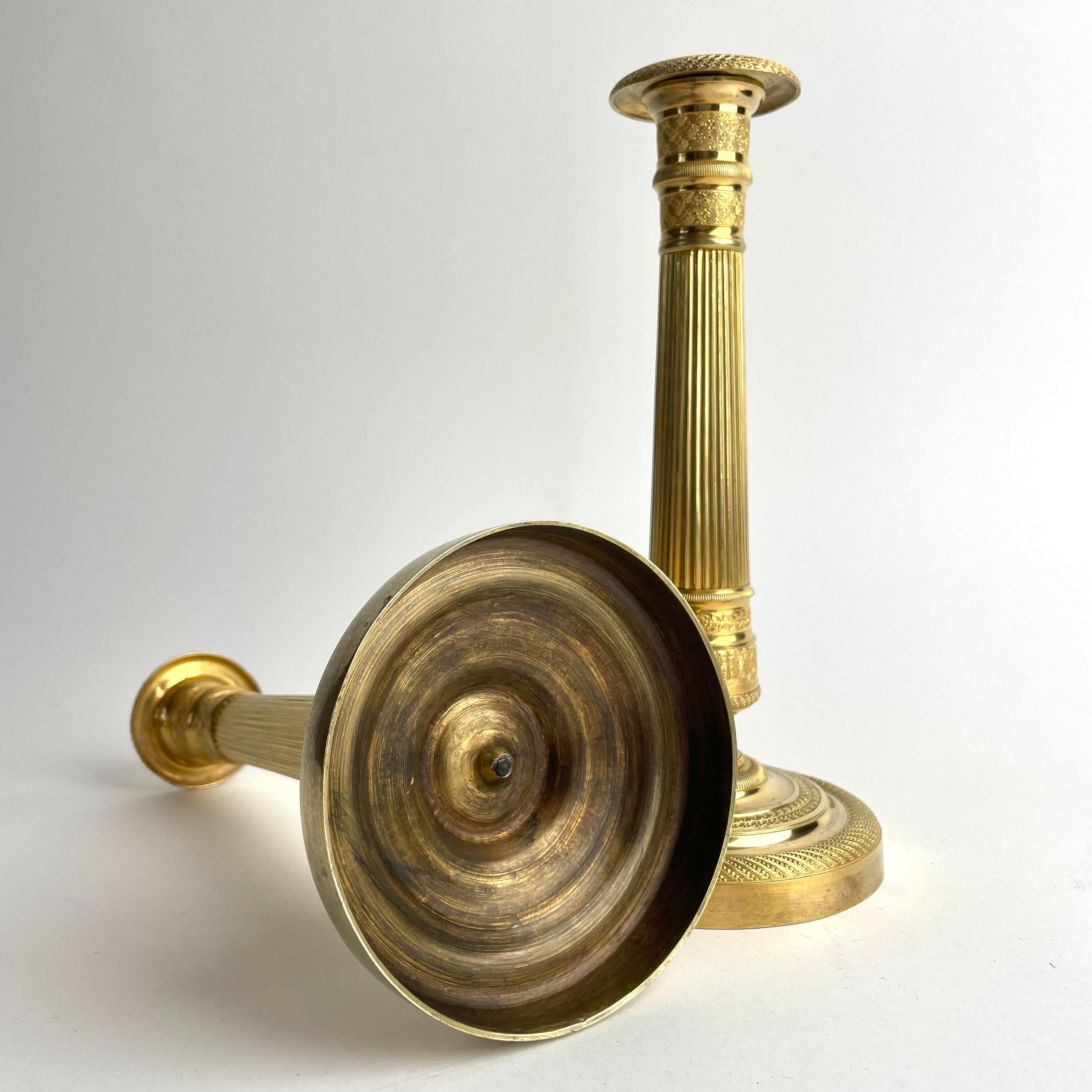 Coppia di candelieri francesi in bronzo dorato Impero, anni '20 del XIX secolo in vendita 5