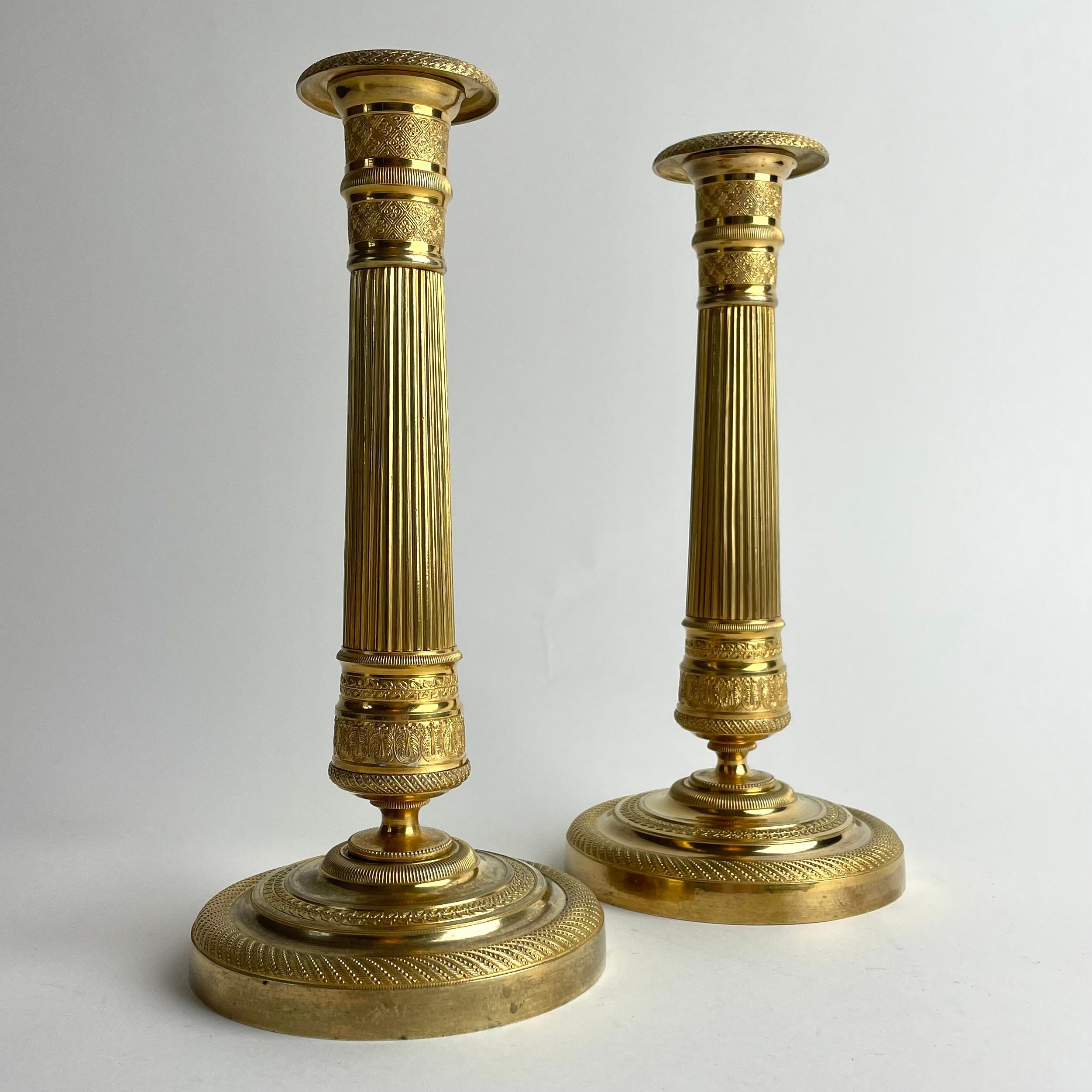 Francese Coppia di candelieri francesi in bronzo dorato Impero, anni '20 del XIX secolo in vendita