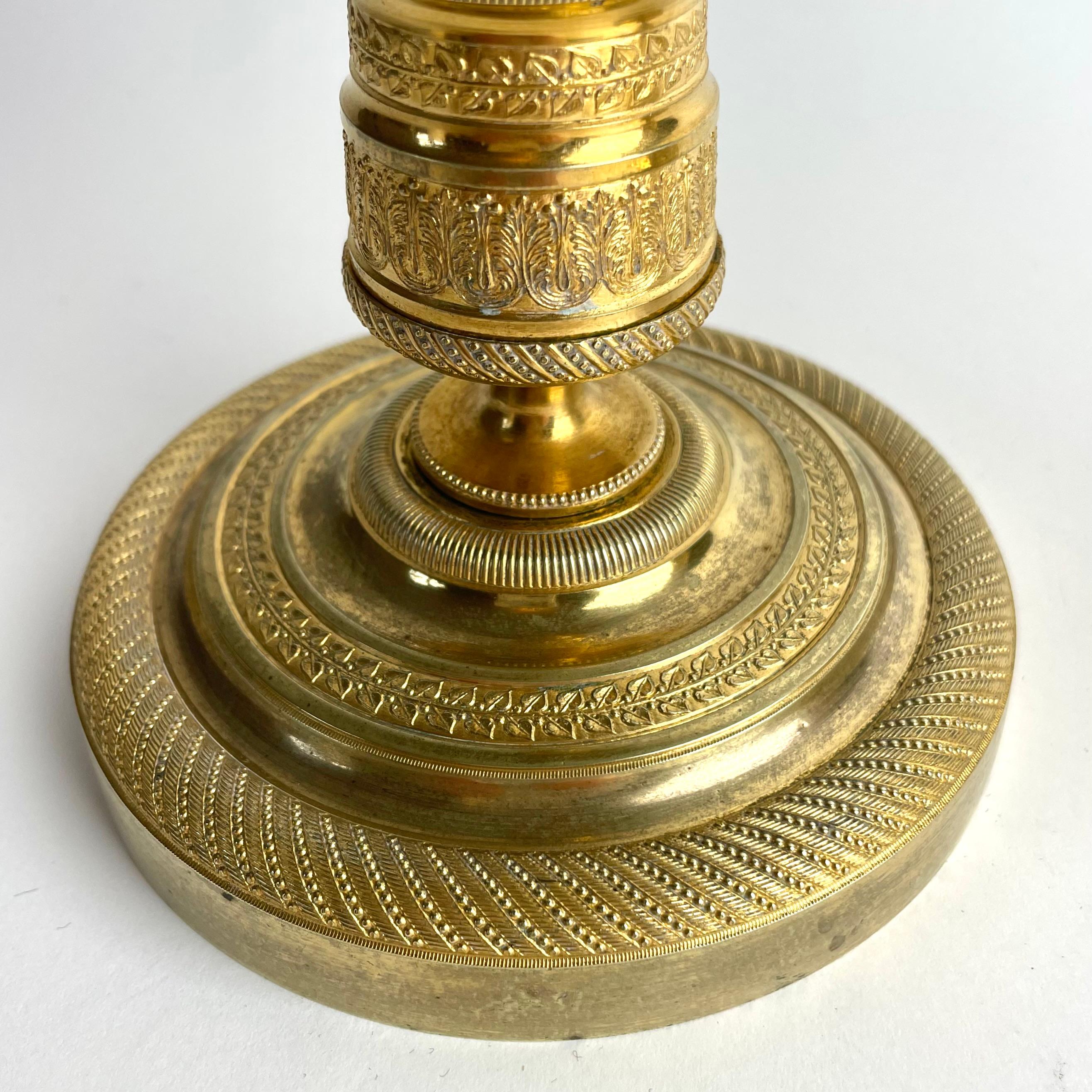 Dorato Coppia di candelieri francesi in bronzo dorato Impero, anni '20 del XIX secolo in vendita