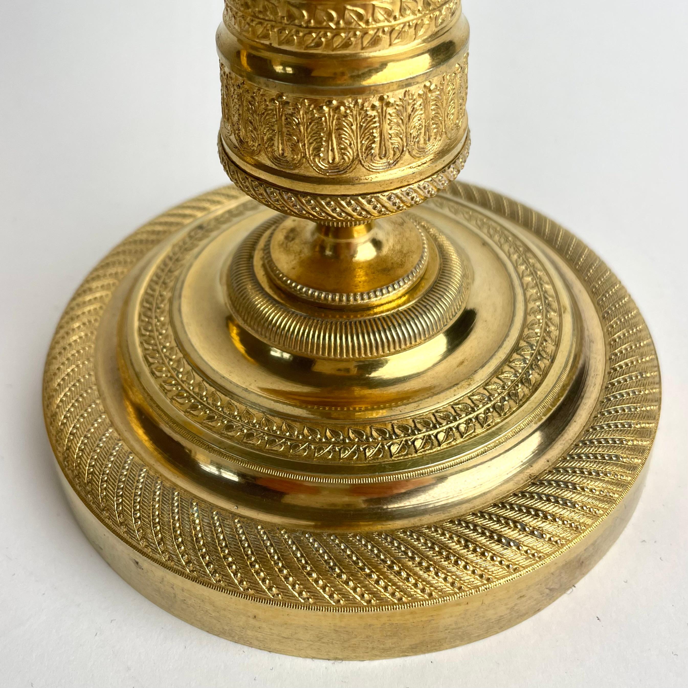 Coppia di candelieri francesi in bronzo dorato Impero, anni '20 del XIX secolo In condizioni buone in vendita a Knivsta, SE