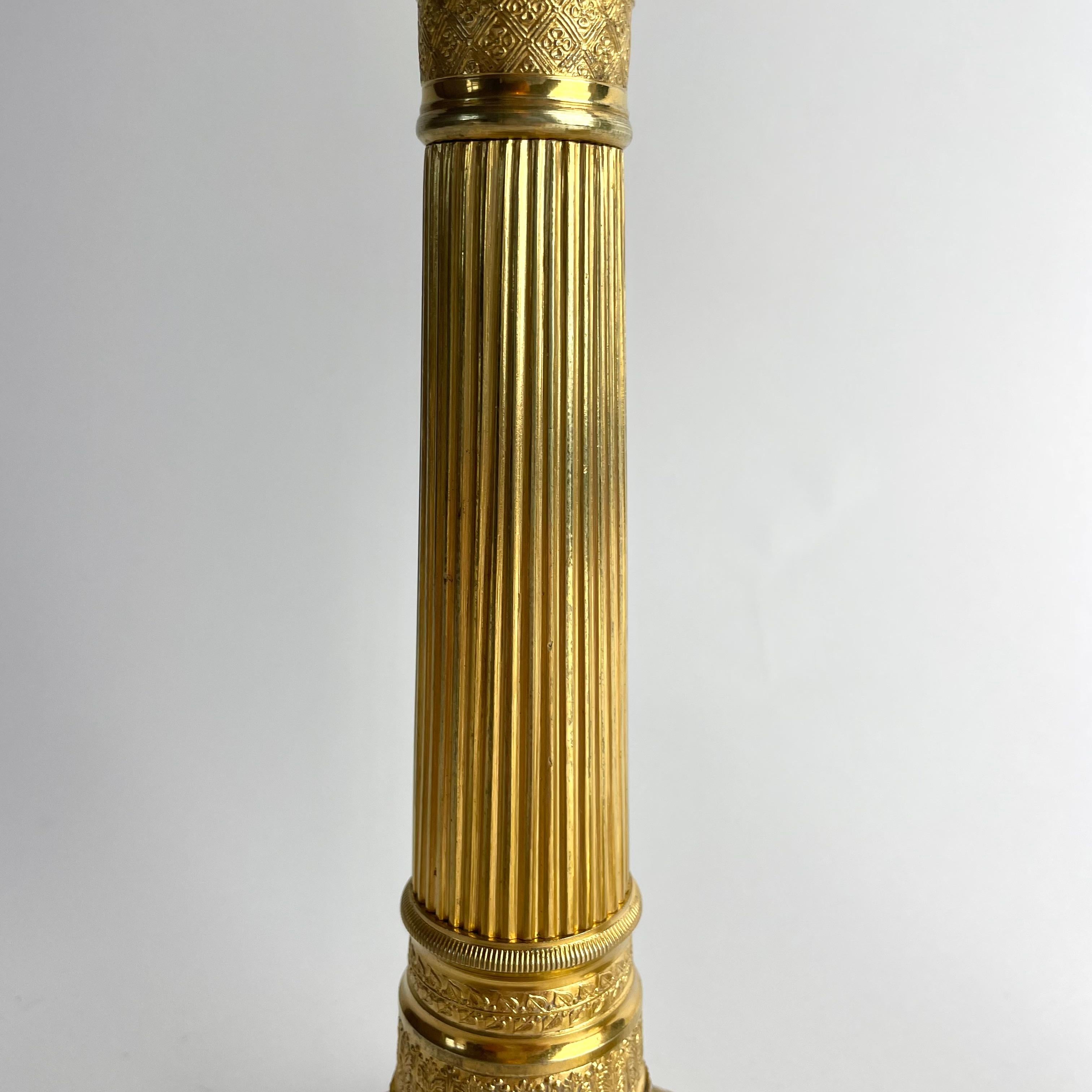 Inizio XIX secolo Coppia di candelieri francesi in bronzo dorato Impero, anni '20 del XIX secolo in vendita