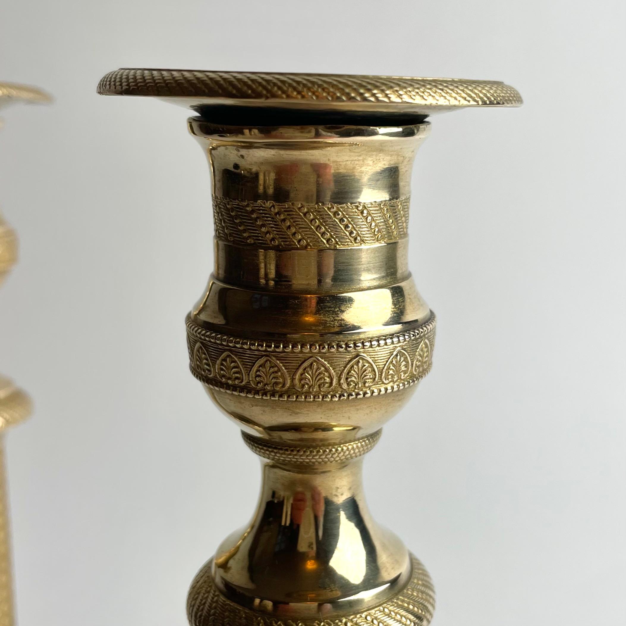 Inizio XIX secolo Pair of French Empire Gilt Bronze Candlesticks, 1820s in vendita