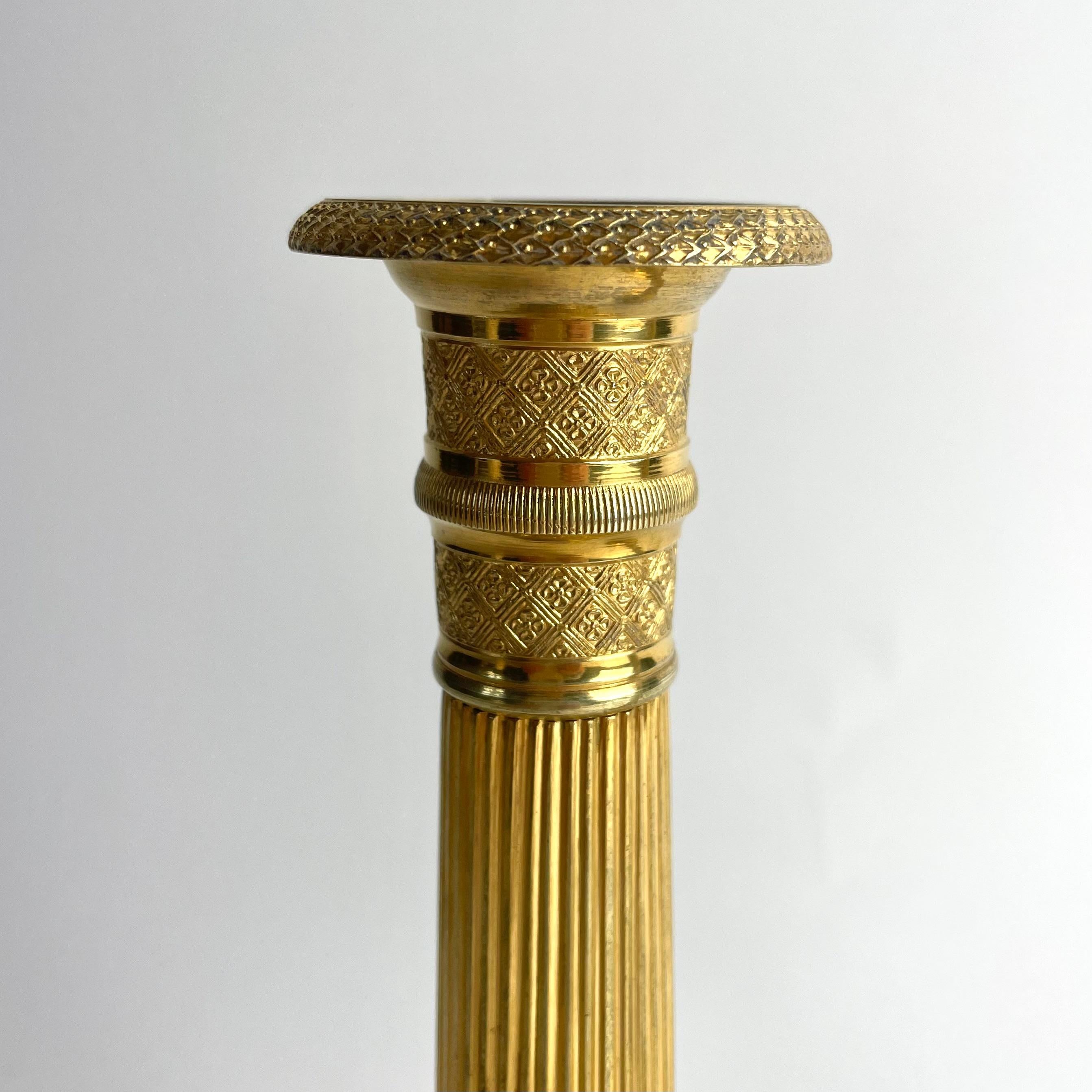 Bronzo Coppia di candelieri francesi in bronzo dorato Impero, anni '20 del XIX secolo in vendita