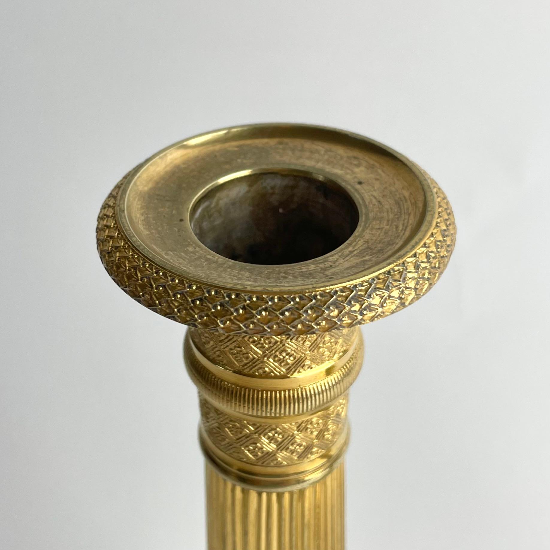 Coppia di candelieri francesi in bronzo dorato Impero, anni '20 del XIX secolo in vendita 1