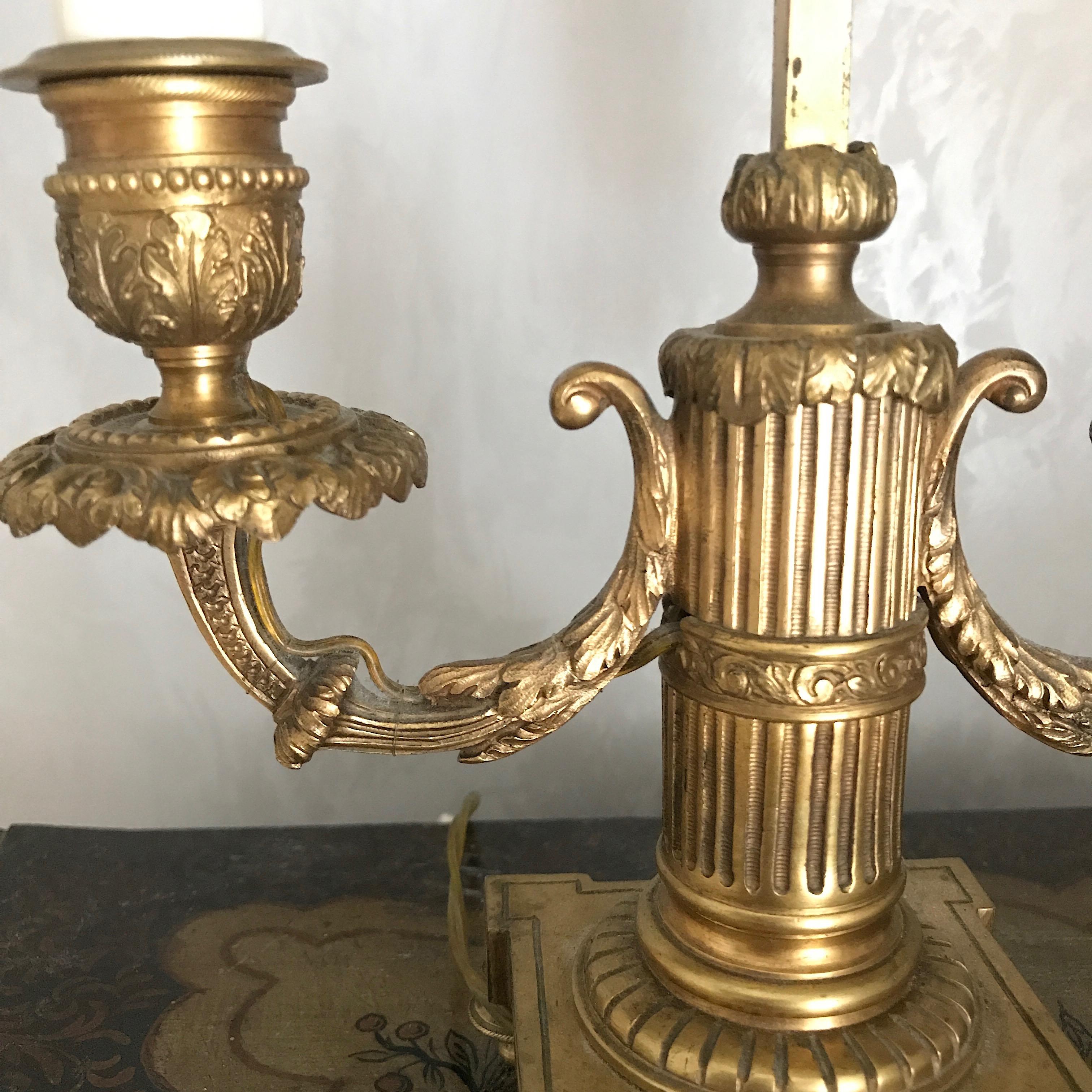 Zwei zweiarmige französische Empire-Bouillotte-Lampen oder Tischlampen aus vergoldeter Bronze, 1815 im Angebot 5