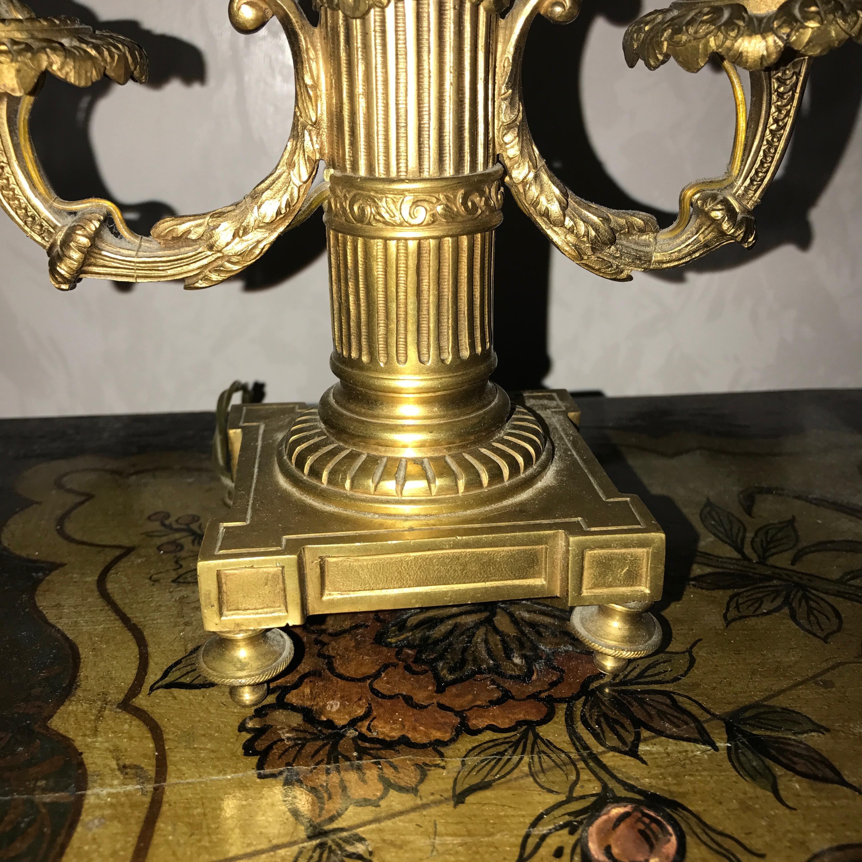 Zwei zweiarmige französische Empire-Bouillotte-Lampen oder Tischlampen aus vergoldeter Bronze, 1815 im Angebot 6