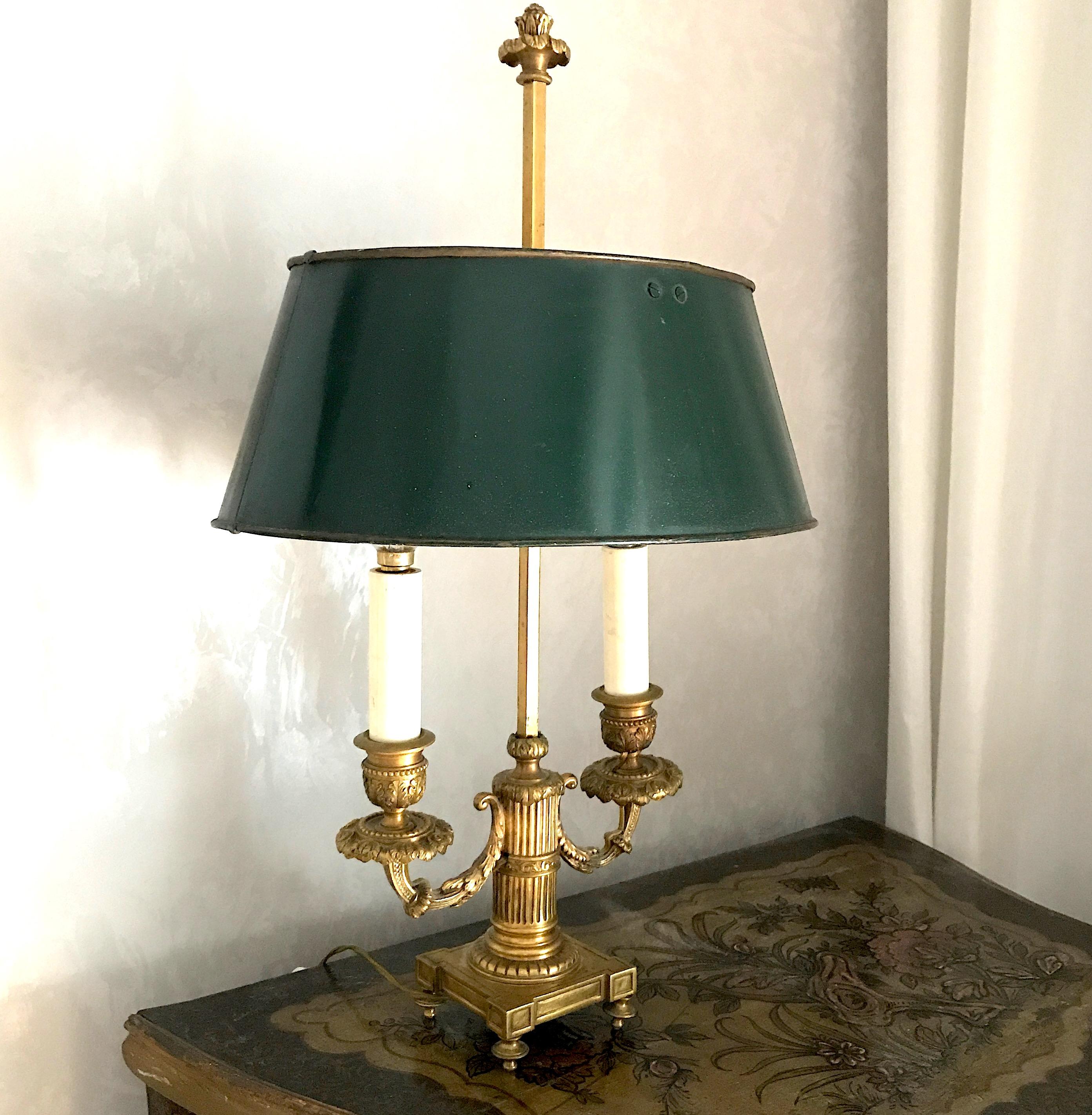 Elégante lampe Bouillotte Empire en bronze doré finement ciselé avec abat-jour réglable en tole peinte vert foncé.
Deux ampoules E 14.
Nous pouvons livrer des câbles pour les normes américaines.
  
 