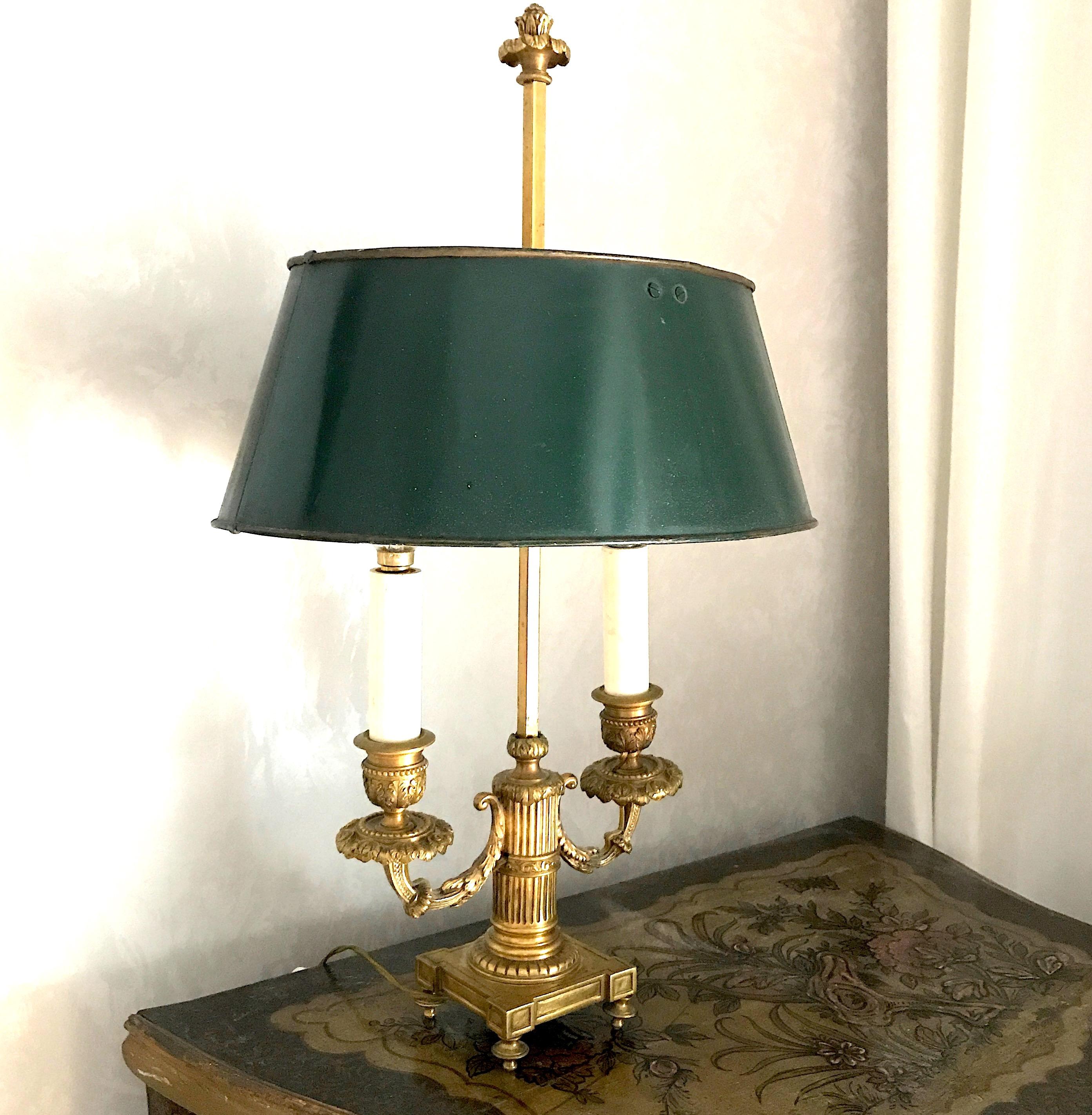 Zwei zweiarmige französische Empire-Bouillotte-Lampen oder Tischlampen aus vergoldeter Bronze, 1815 (Französisch) im Angebot