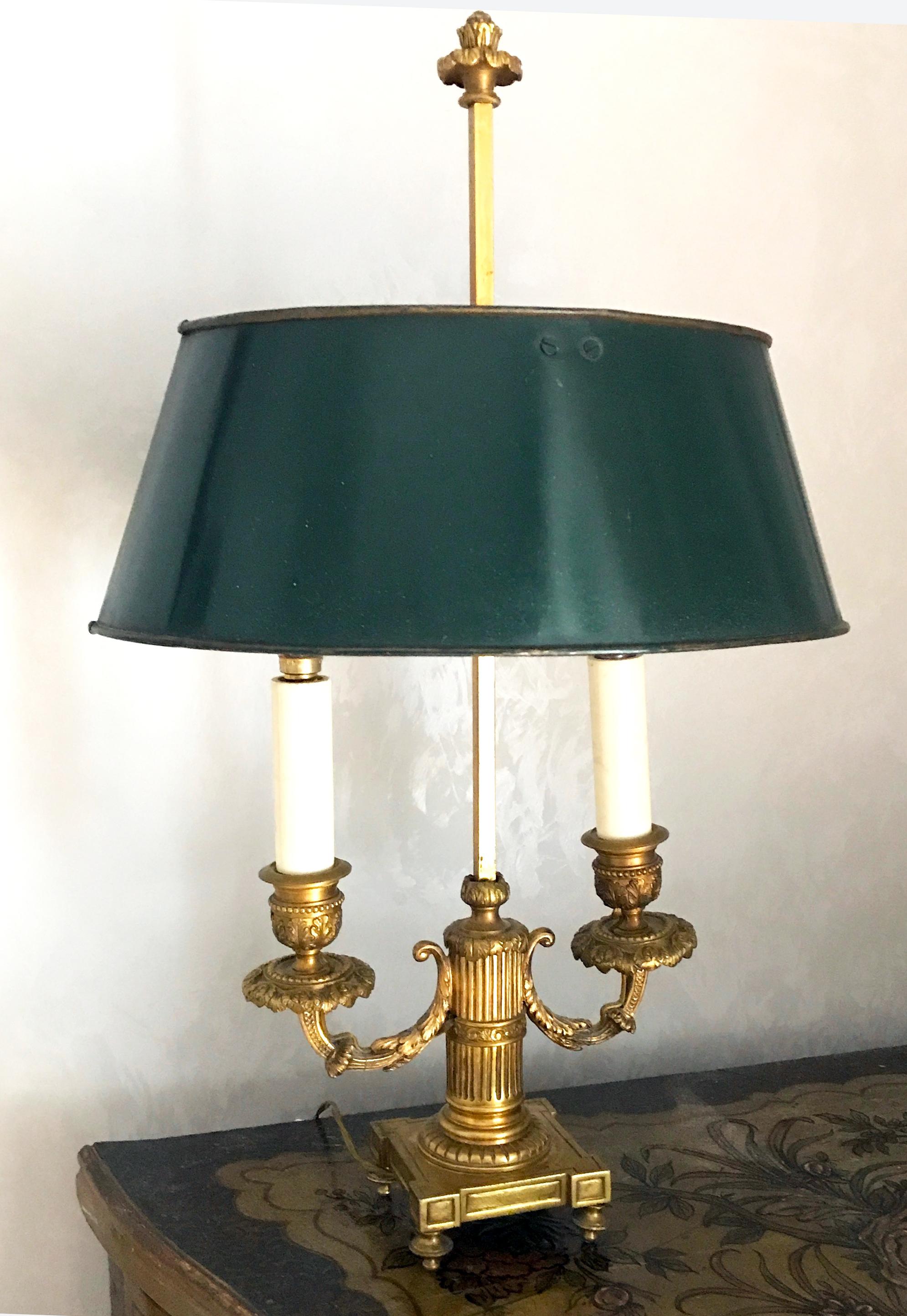 Pair of French Empire Gilt Bronze Two-Arm Bouillotte Lamps or Table Lamps, 1815 In Good Condition For Sale In Rome, IT