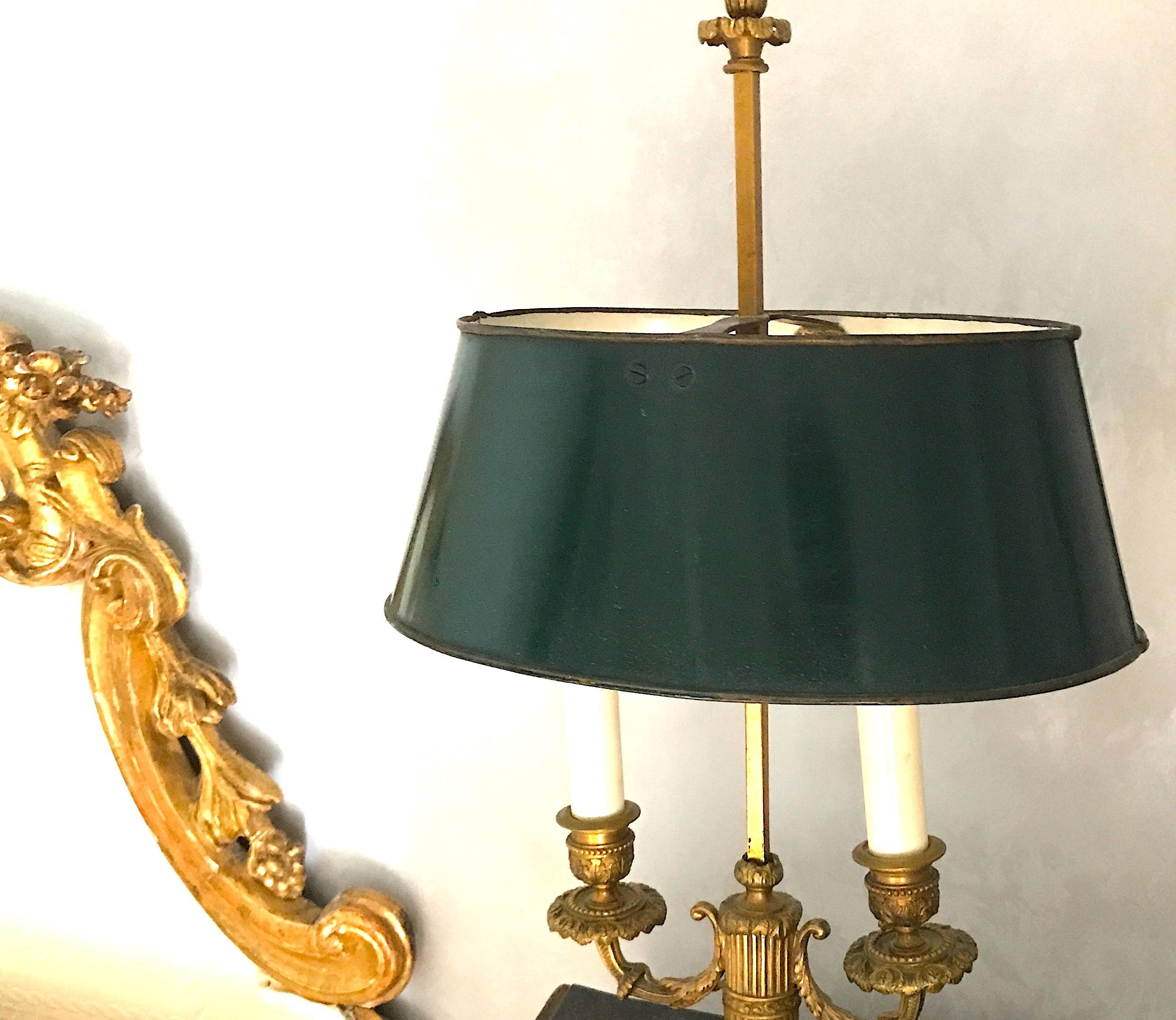 Francese Coppia di lampade Bouillotte a due bracci in bronzo dorato stile Impero francese o lampade da tavolo, 1815 in vendita