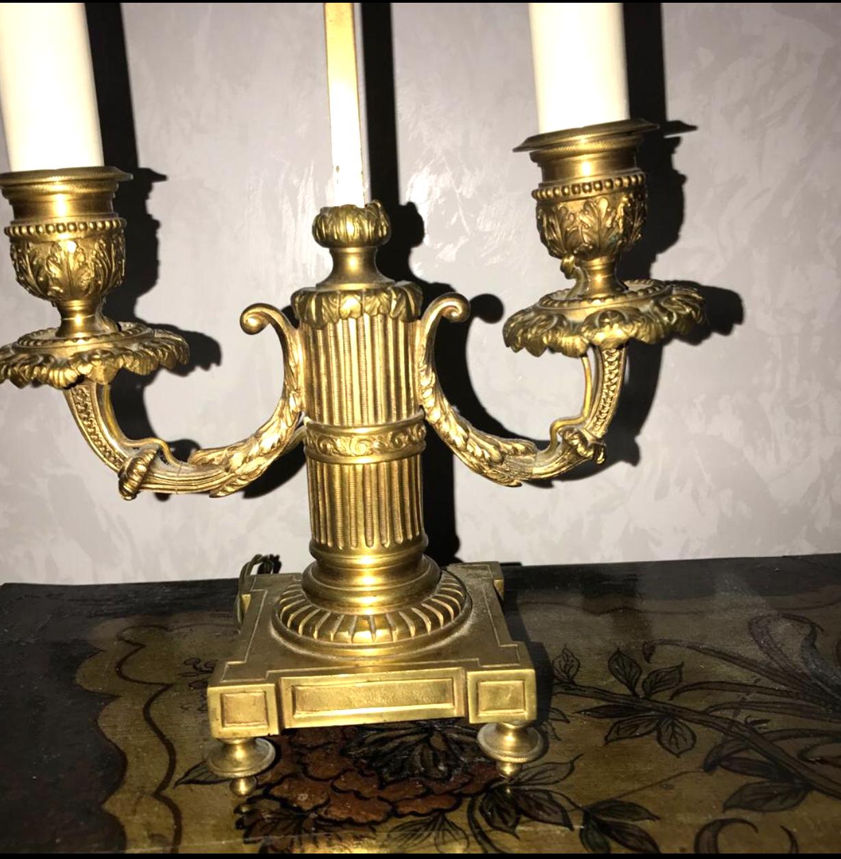Zwei zweiarmige französische Empire-Bouillotte-Lampen oder Tischlampen aus vergoldeter Bronze, 1815 im Zustand „Gut“ im Angebot in Rome, IT