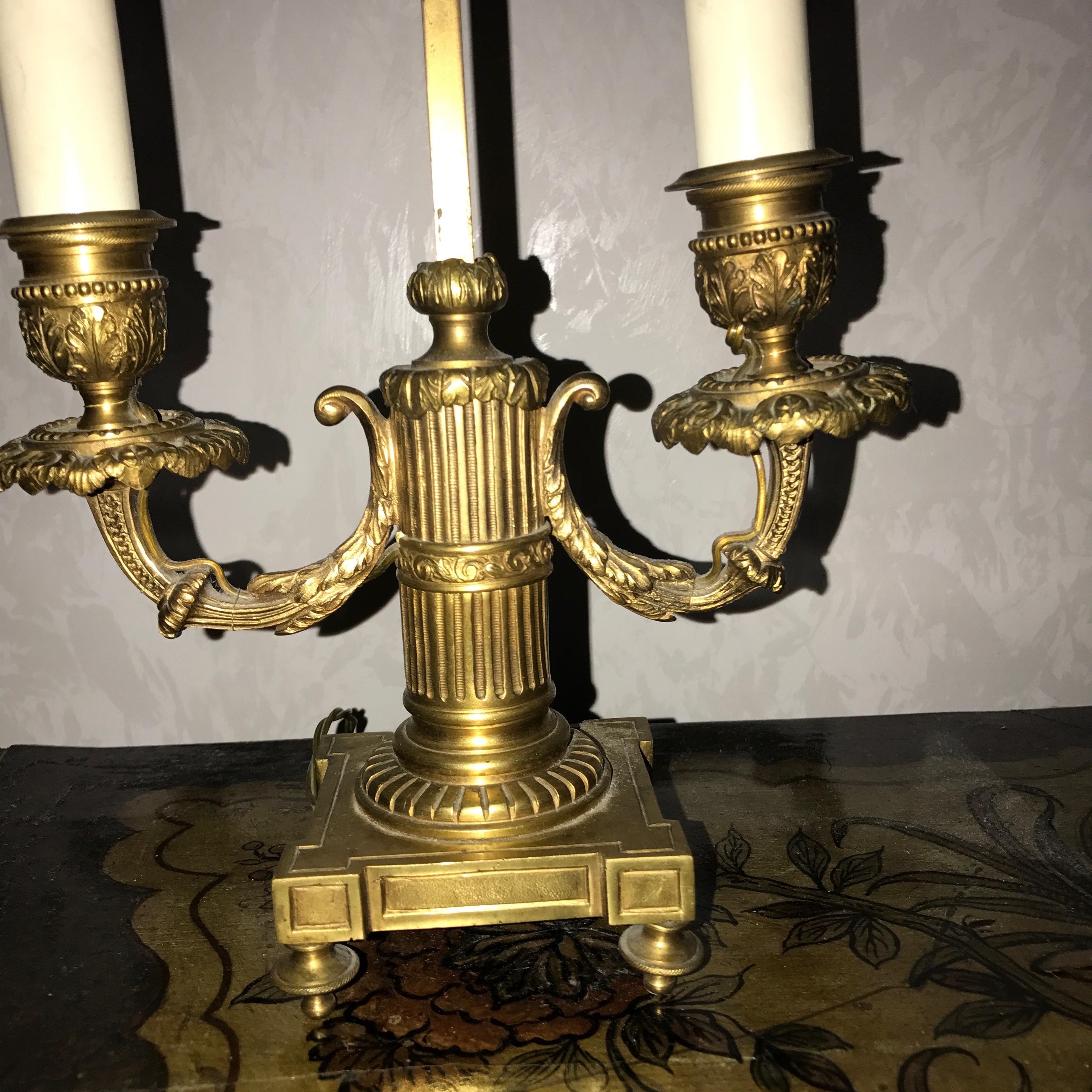 Paire de lampes bouillotte à deux bras en bronze doré de style Empire français, 1815 Bon état - En vente à Rome, IT