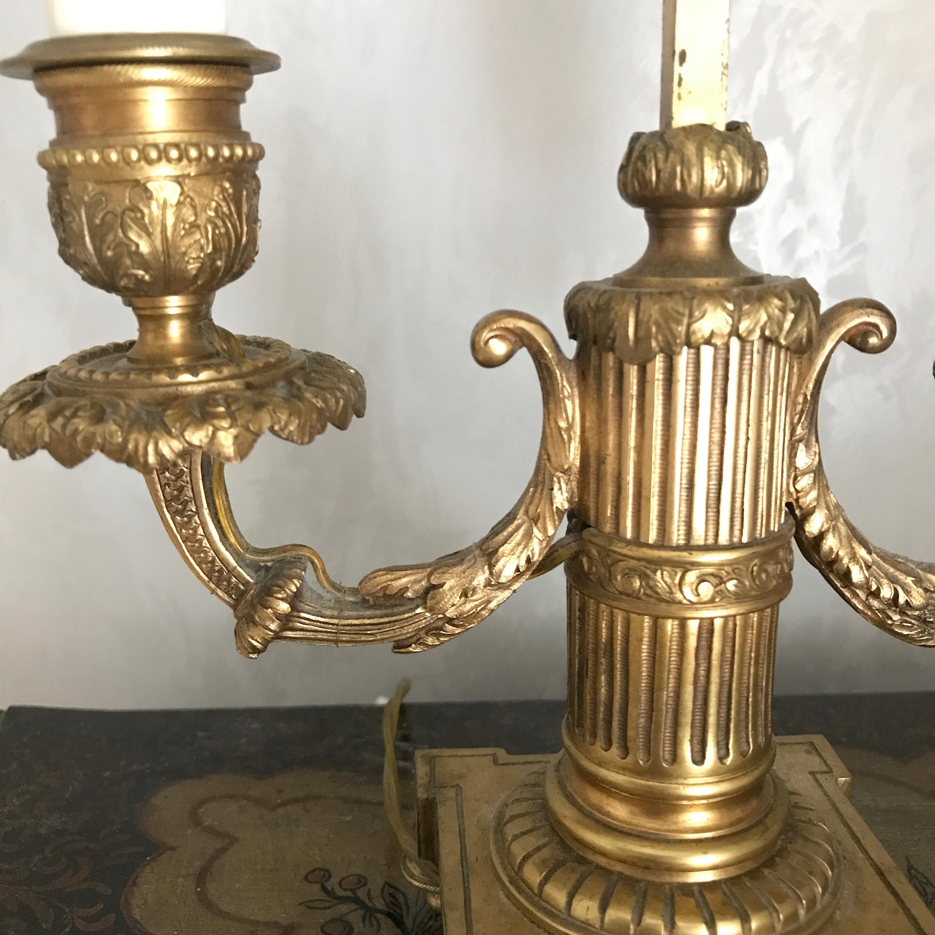 XIXe siècle Paire de lampes bouillotte ou lampes de bureau à deux bras en bronze doré de style Empire français, 1815 en vente