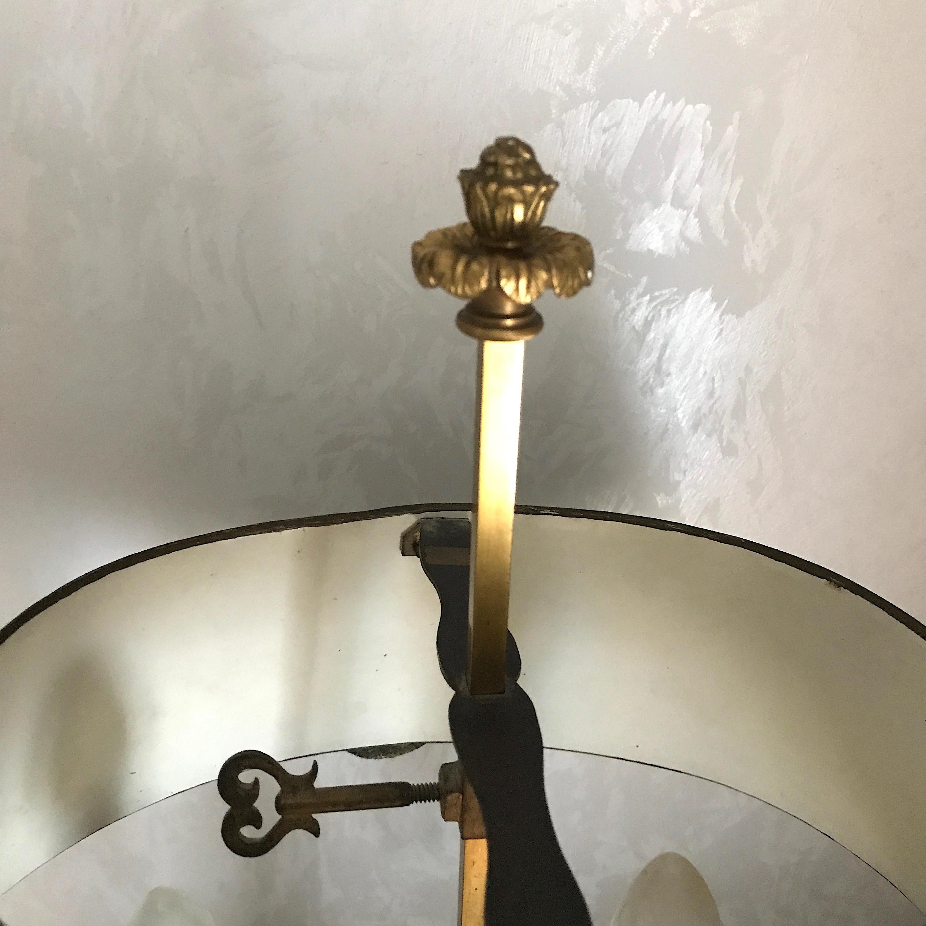Zwei zweiarmige französische Empire-Bouillotte-Lampen oder Tischlampen aus vergoldeter Bronze, 1815 im Angebot 1