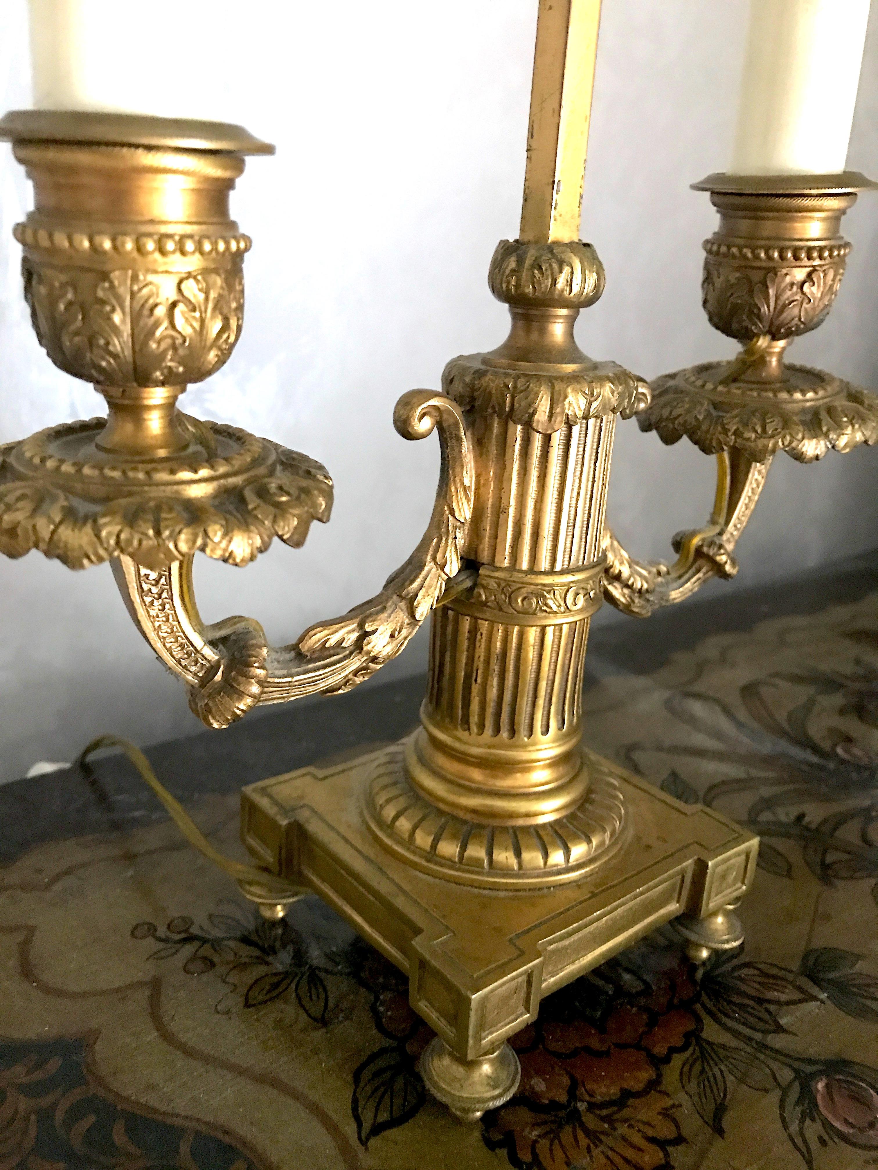 Zwei zweiarmige französische Empire-Bouillotte-Lampen oder Tischlampen aus vergoldeter Bronze, 1815 im Angebot 2