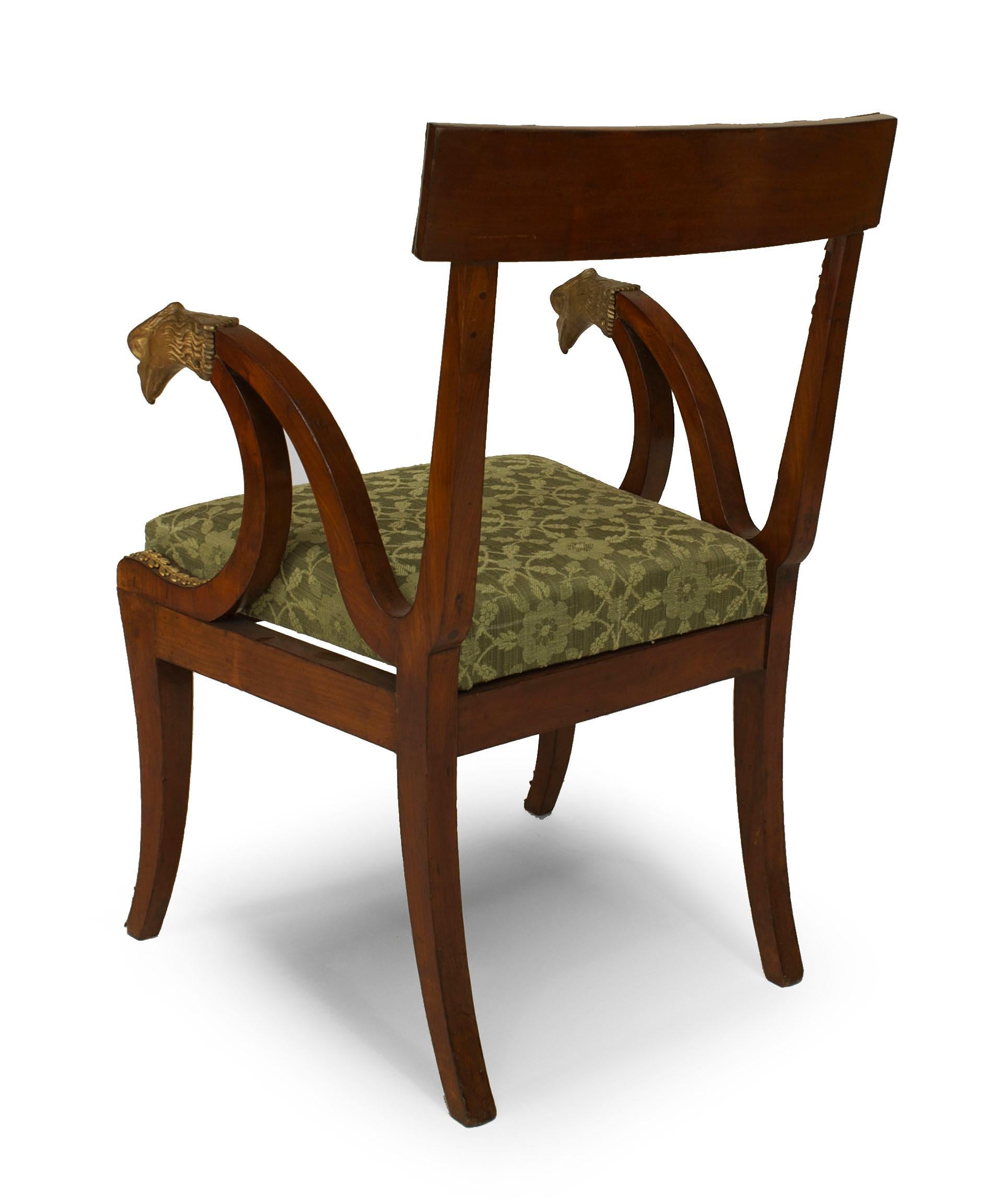 Ein Paar Mahagoni-Sessel im französischen Empire-Stil (19. Jahrhundert) mit Bronzeverzierung und Adlerköpfen mit grünem Sitz.
 