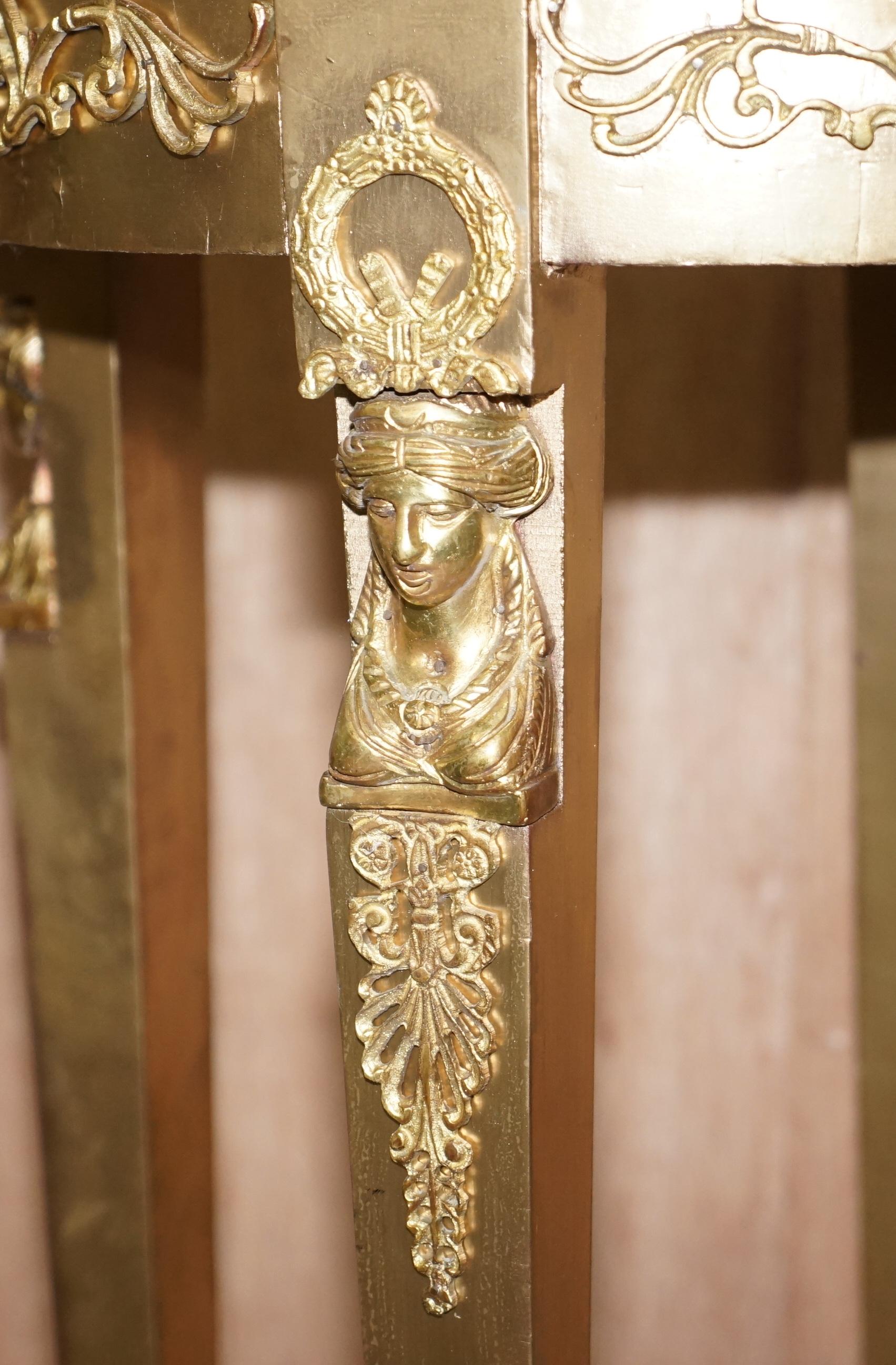 Fait main Paire de bustes de jardinière de style Empire français Louis XVII en bois doré et marbre surmonté en vente