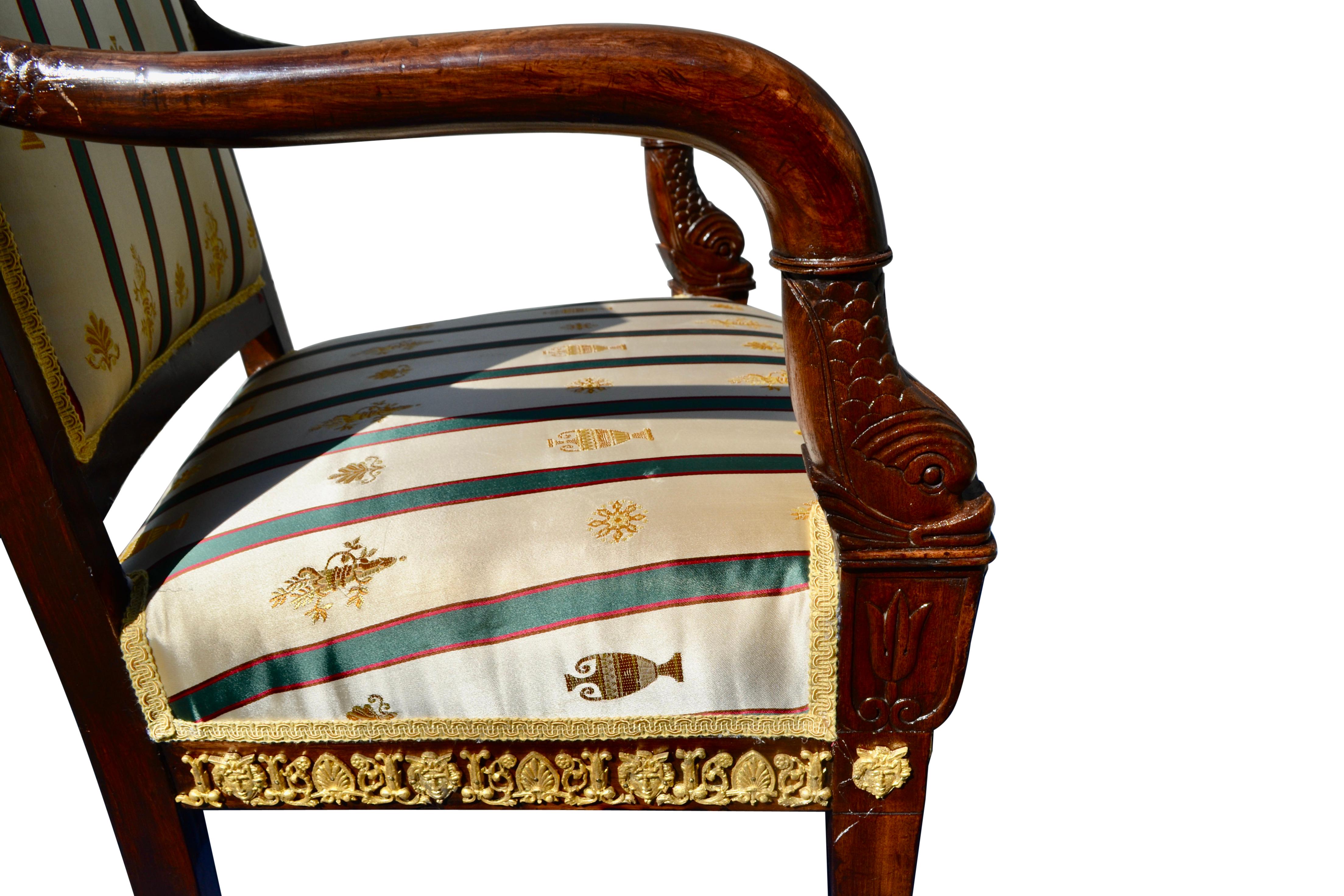 Paar französische Empire-Sessel aus Mahagoni und vergoldeter Bronze im Angebot 3