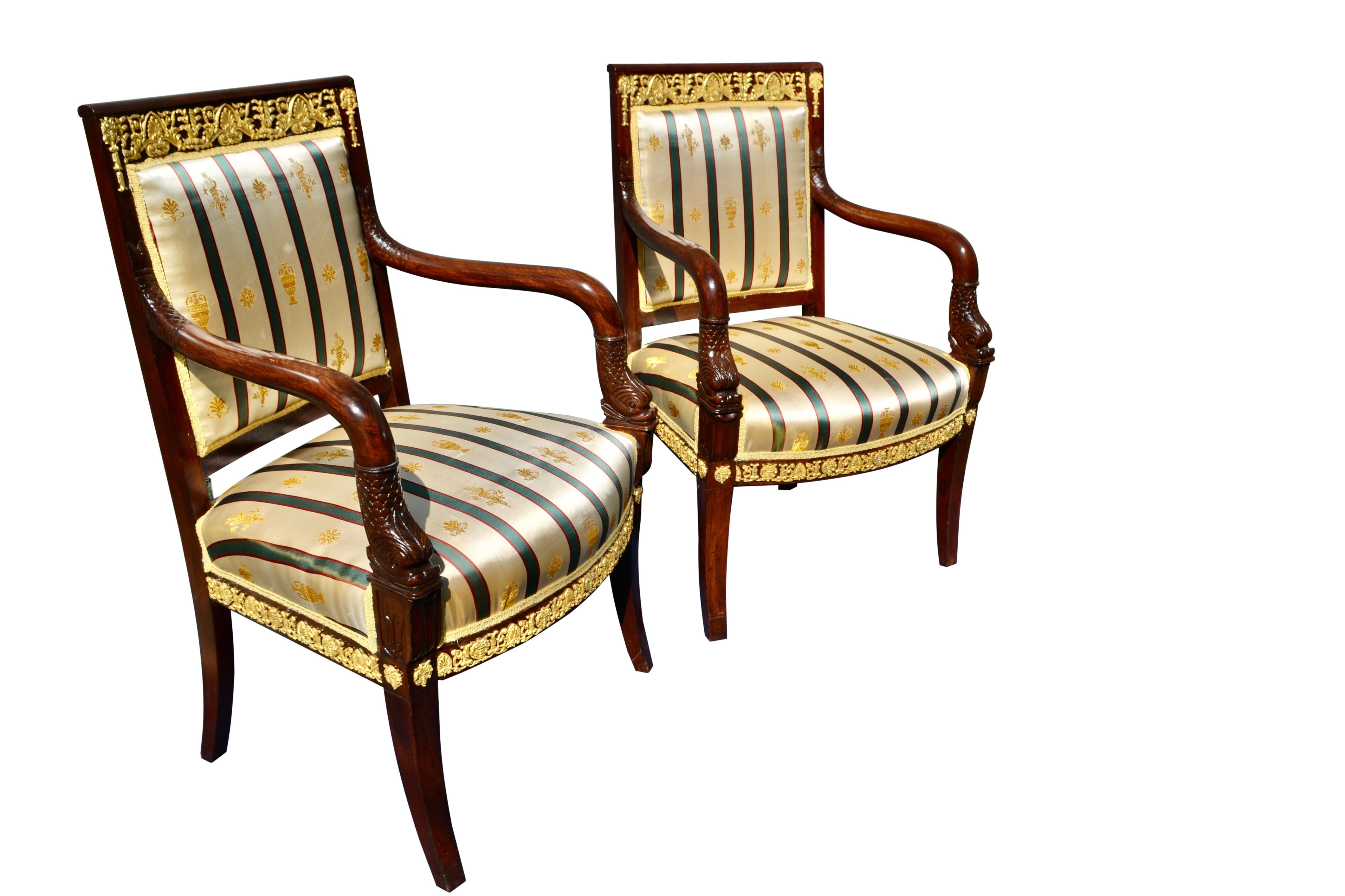 Fait main Paire de fauteuils Empire français montés en acajou et bronze doré en vente