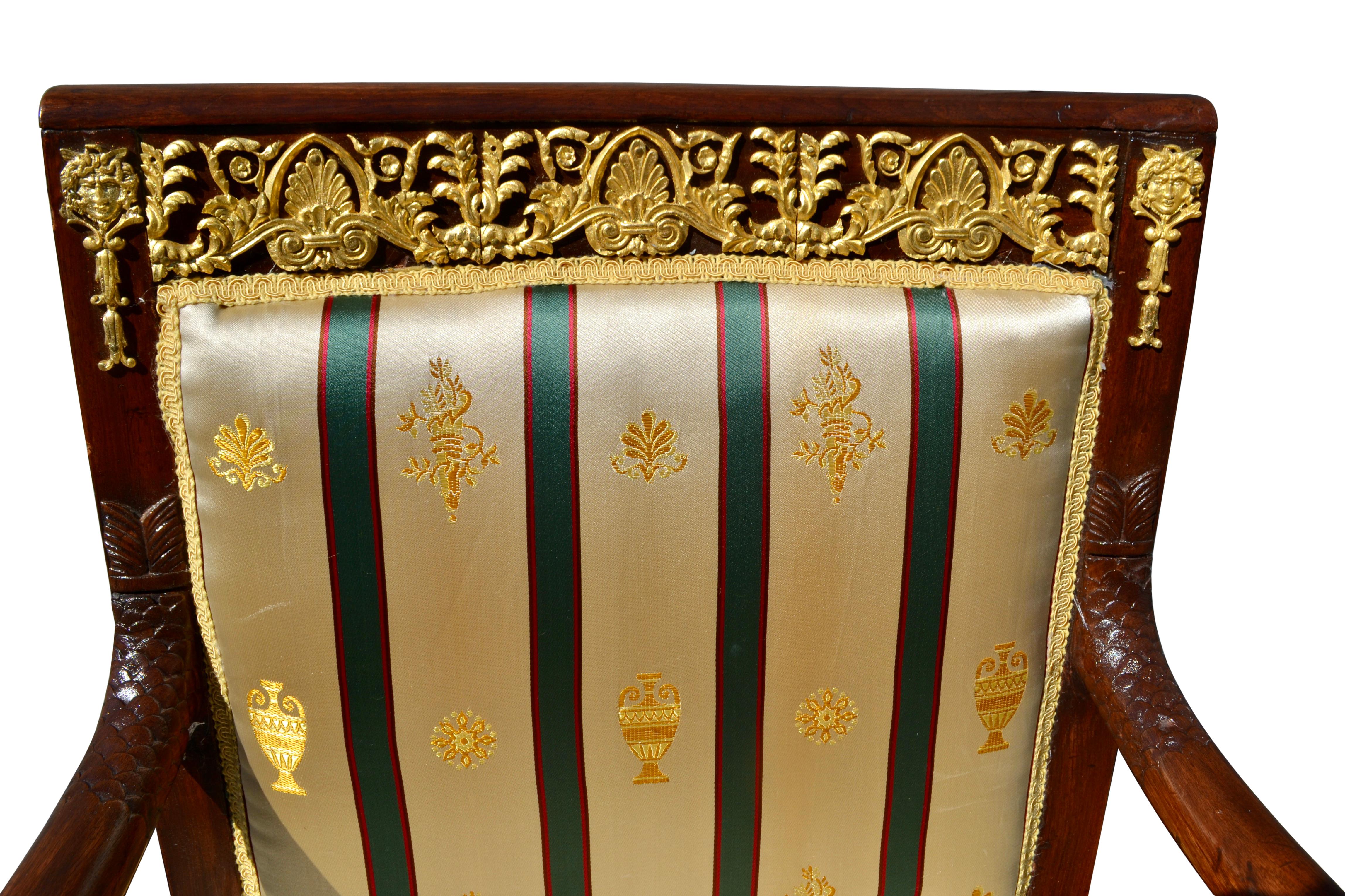 Soie Paire de fauteuils Empire français montés en acajou et bronze doré en vente