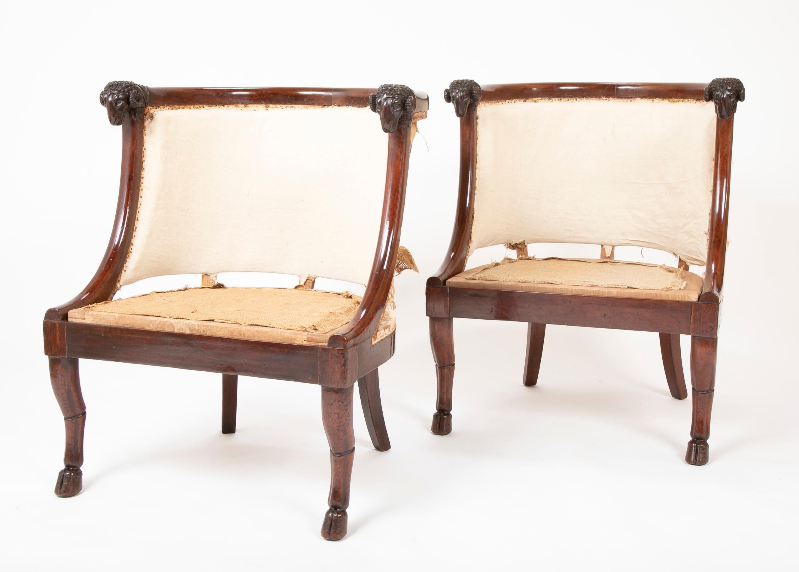Ein sehr schönes Paar französischer Empire-Sessel aus Mahagoni, Jacob Desmalter zugeschrieben, um 1805. Die geformten Rückseiten enden in wunderschön geschnitzten Widderköpfen, die eleganten Beine in Huffüßen. Wunderbares Design, der Inbegriff des